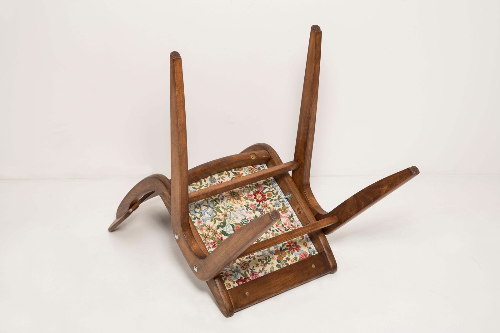 photo for sale Vier Mid Century Stoelen Met Wit Blauw Linnen Bekleding En Donker Hout, Boemerangvorm, Polen, Jaren 1960