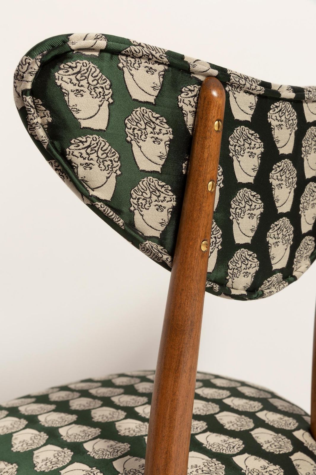 595.0 Mid Century David Print Emerald Satin, Walnoothouten Hartenstoel, Europa, Ca. Jaren 1960 photo