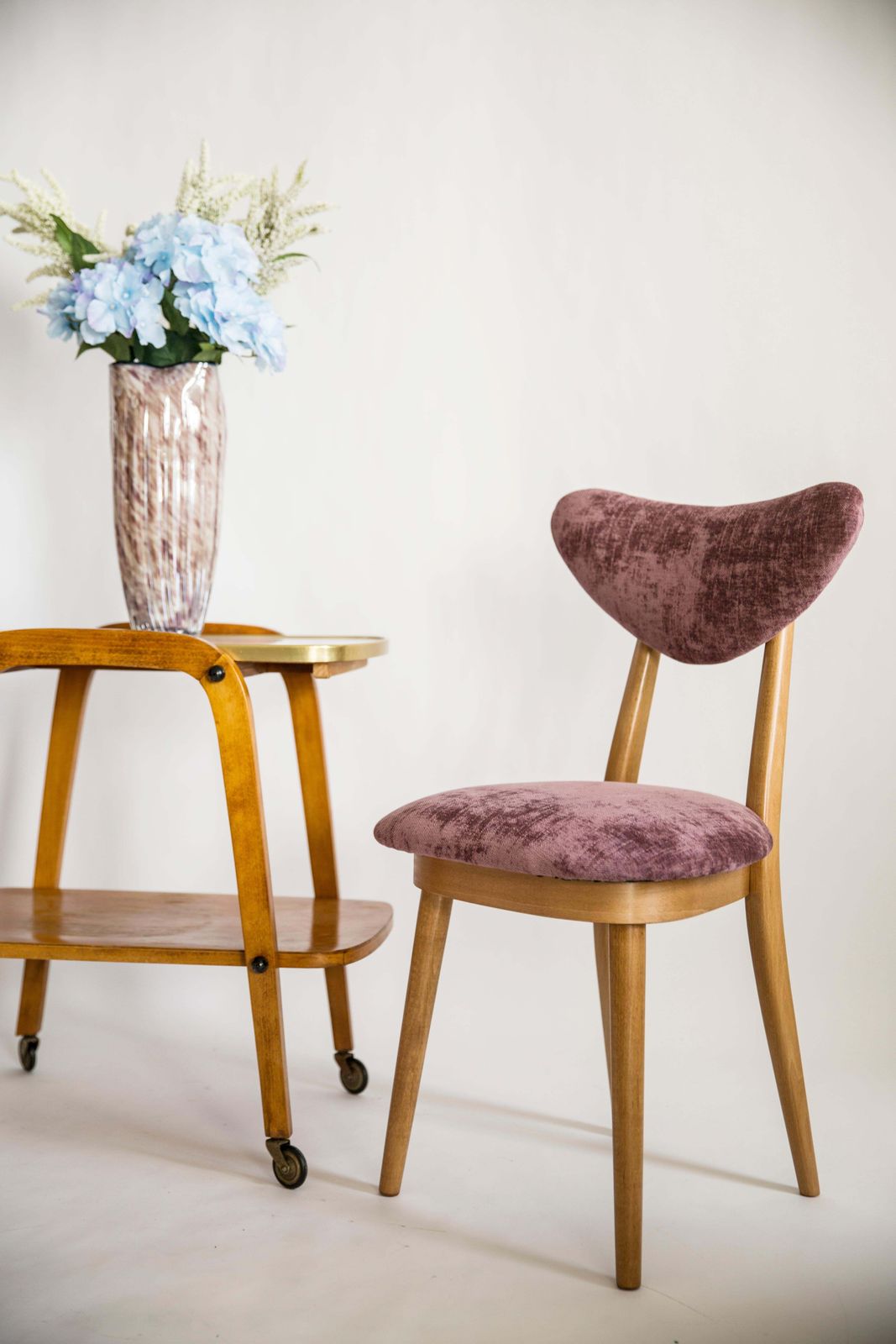 Paar Mid Century Fauteuils Met Pruimviolet Fluwelen Bekleding En Lichthouten Frame, Europa, Jaren 1960 photo Meubels