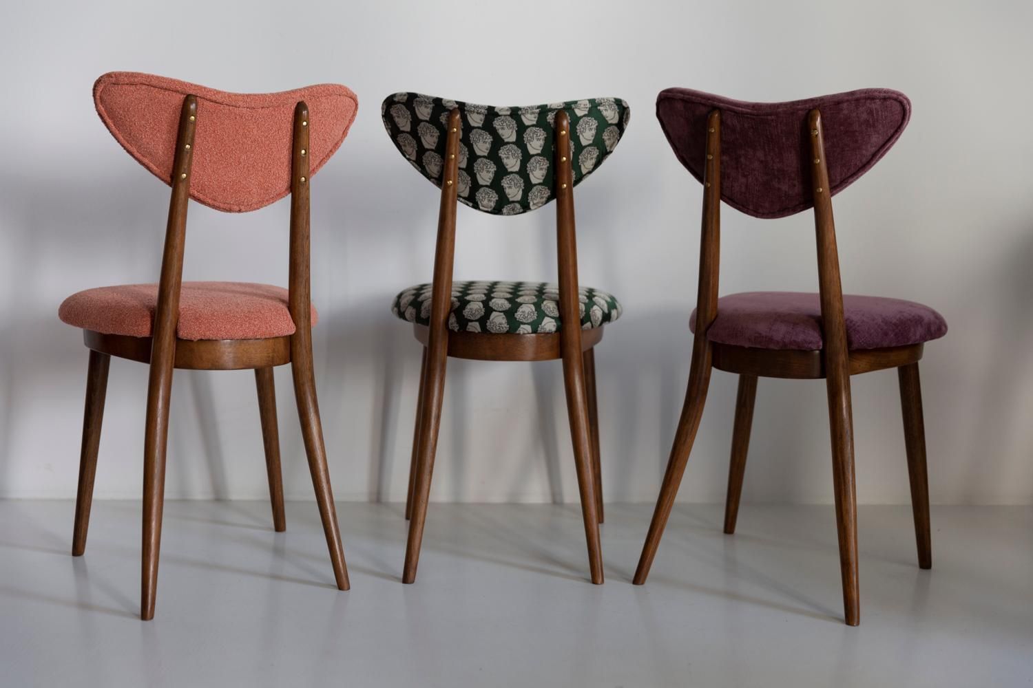 photo furniture Set Van Vier Mid Century Oranje Fluwelen Stoelen Met Hartvorm, Europa, Jaren 1960