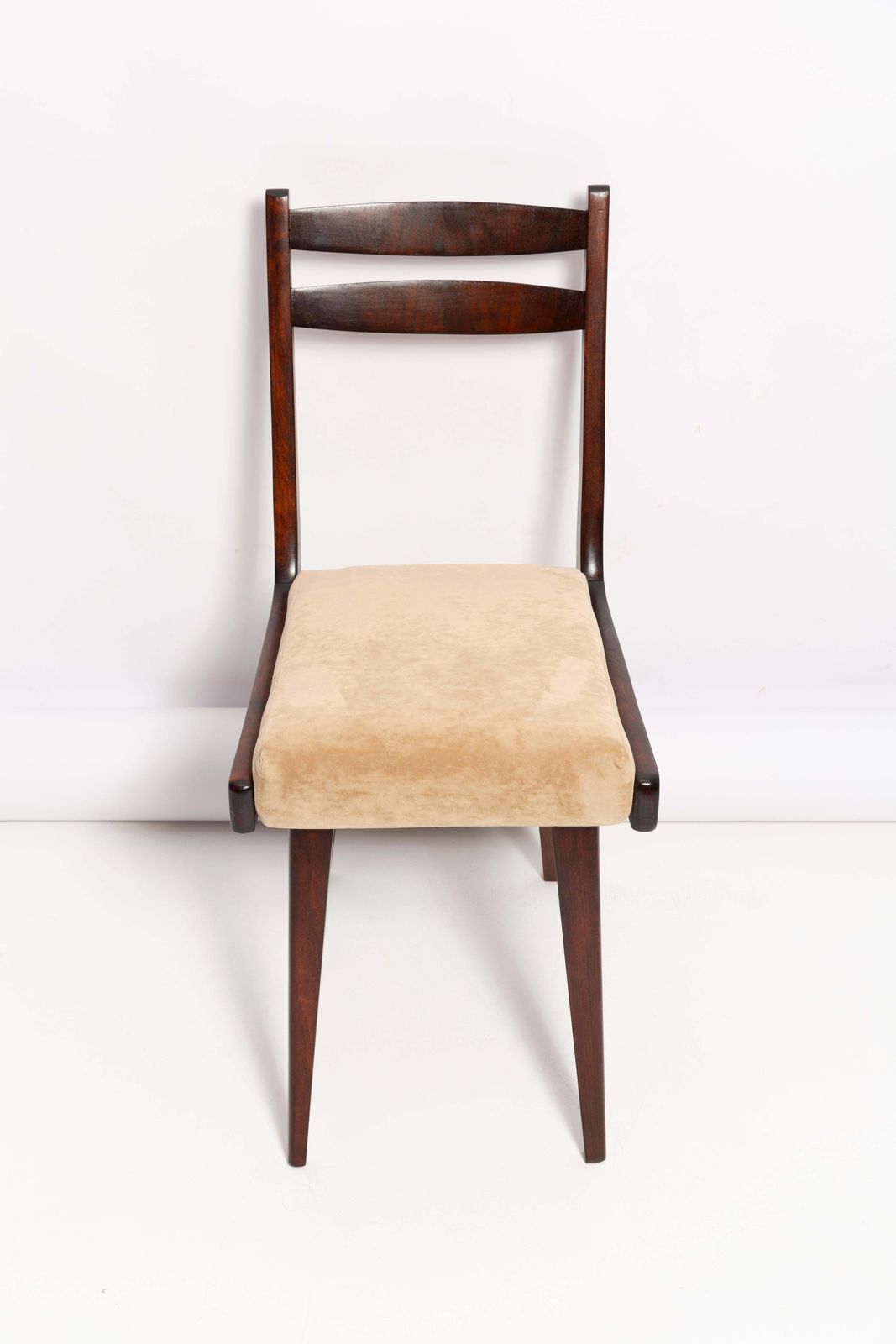 photo furniture Set Van Vier Mid Century Gazelle II Stoelen In Beige Hout, Europa, Ca. Jaren 1960