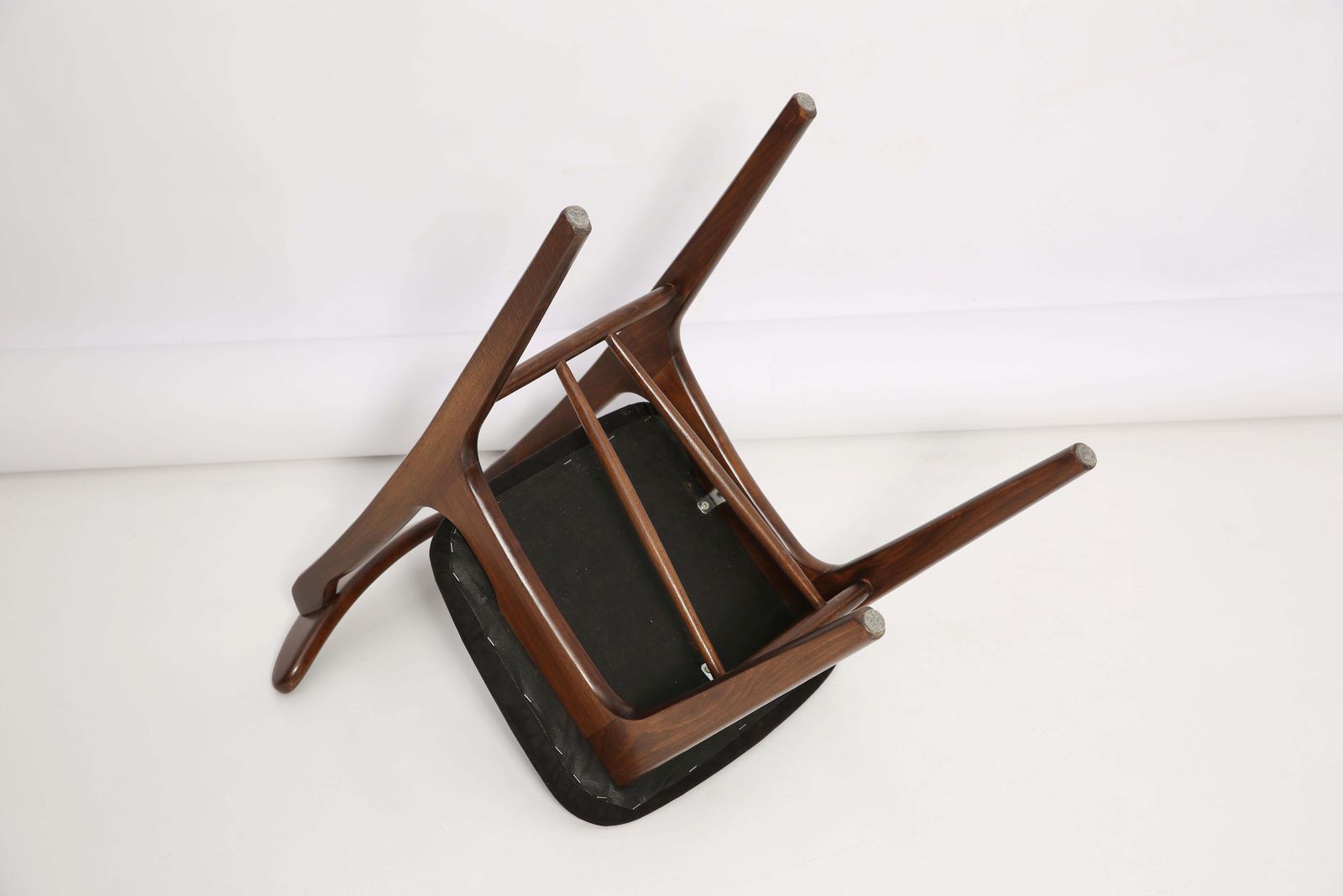 photo buy Set Van Vier Mid Century Stoelen Met Zwart Fluwelen Bekleding, Van Rajmund Halas, Polen, Jaren 1960