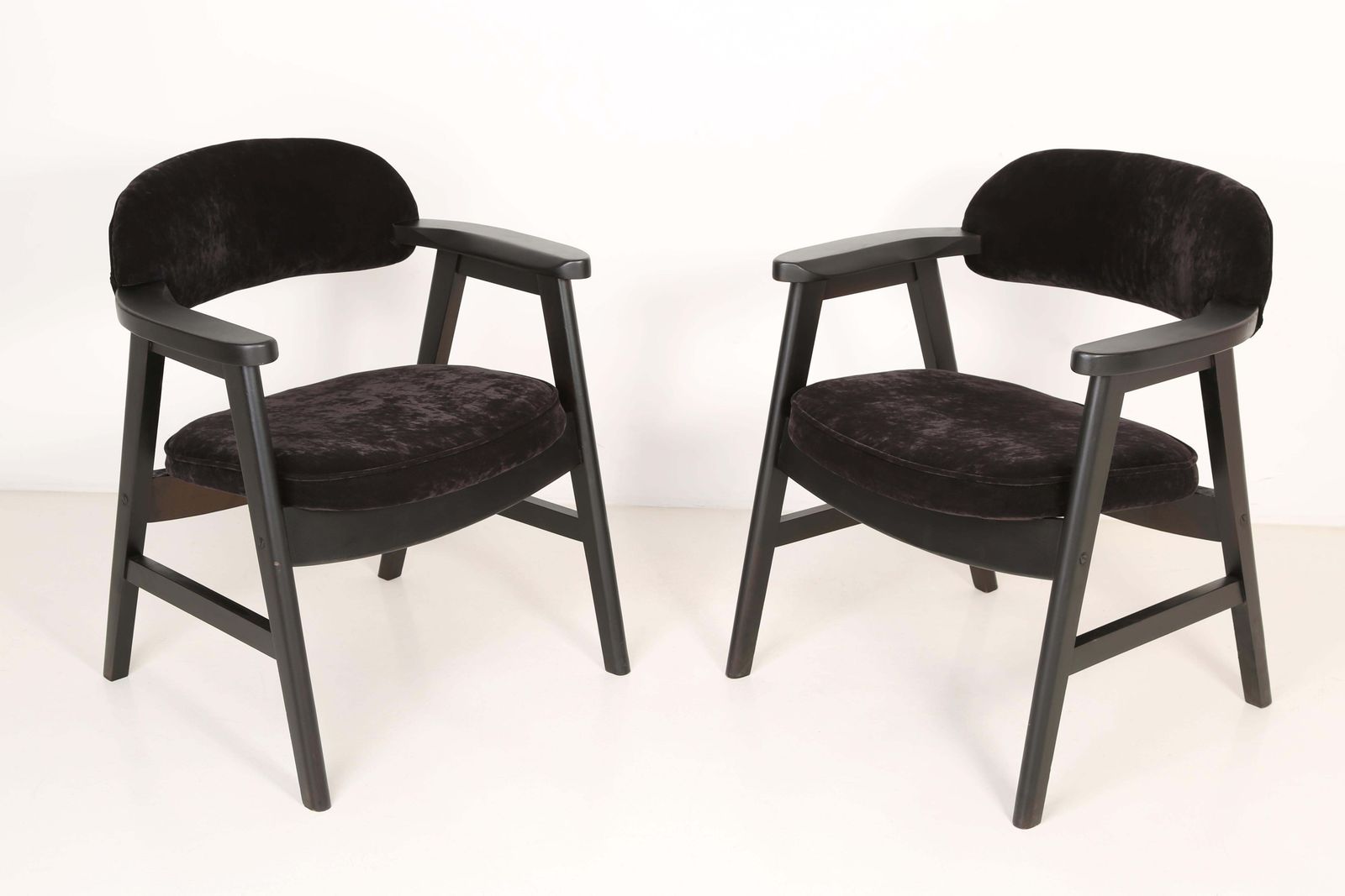photo furniture Set Of Four 20th Century Buffalo Black Wood And Velvet Chairs, 1960s