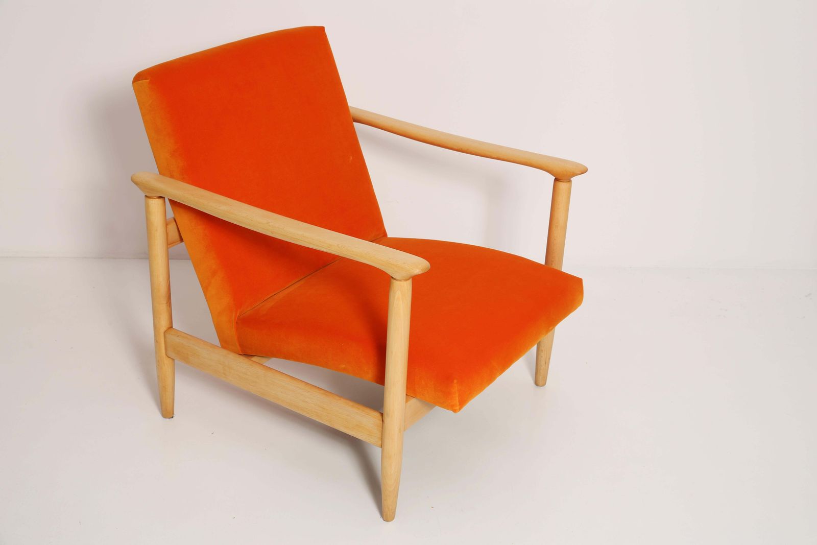 Set Van Twee Mid Century Fauteuils In Oranje Velours, Edmund Homa, Europa, Jaren 1960 photo furniture