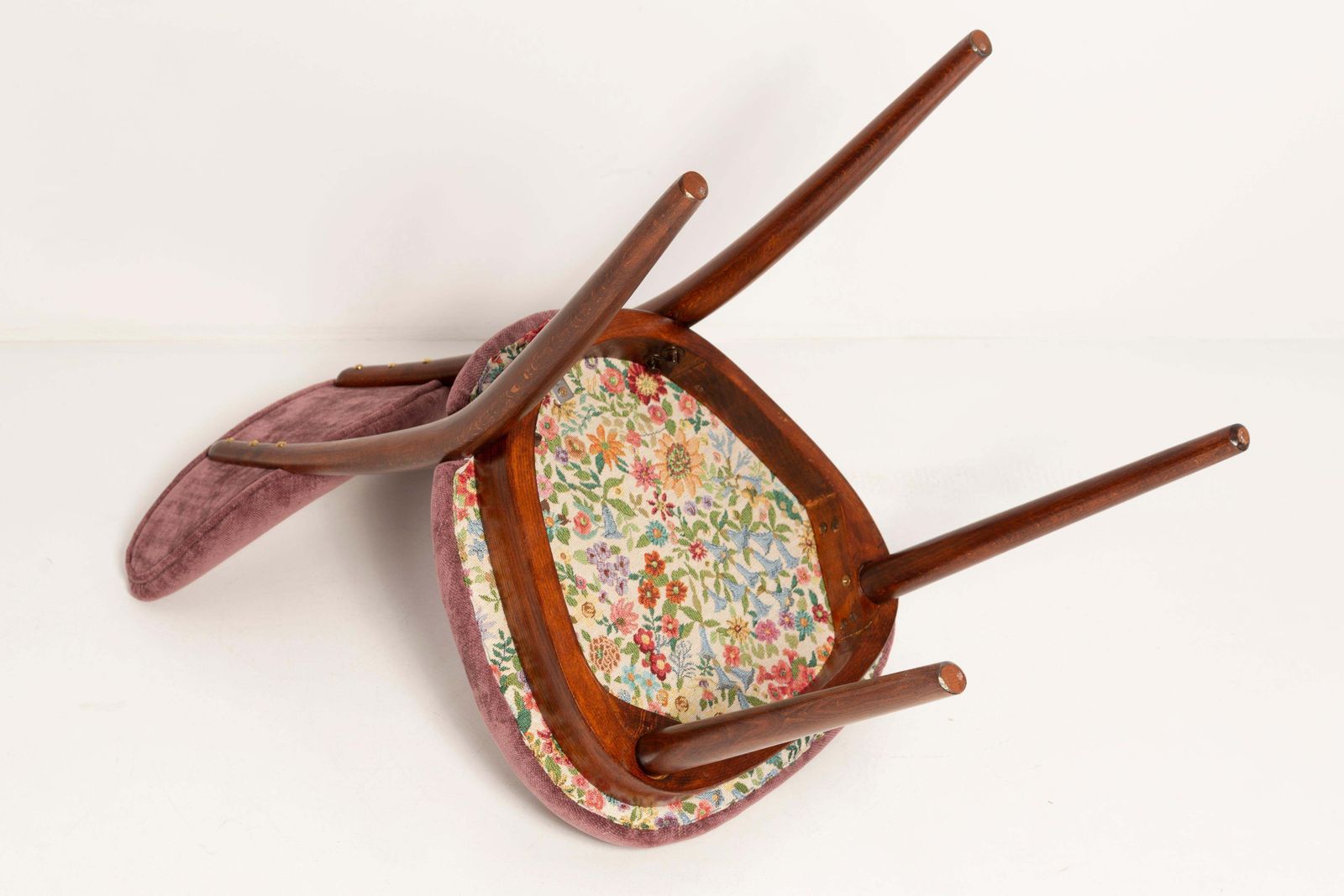 photo vinterior Set Van Zes Mid Century Bordeauxroze Fluwelen Hartstoelen, Europa, Jaren 1960