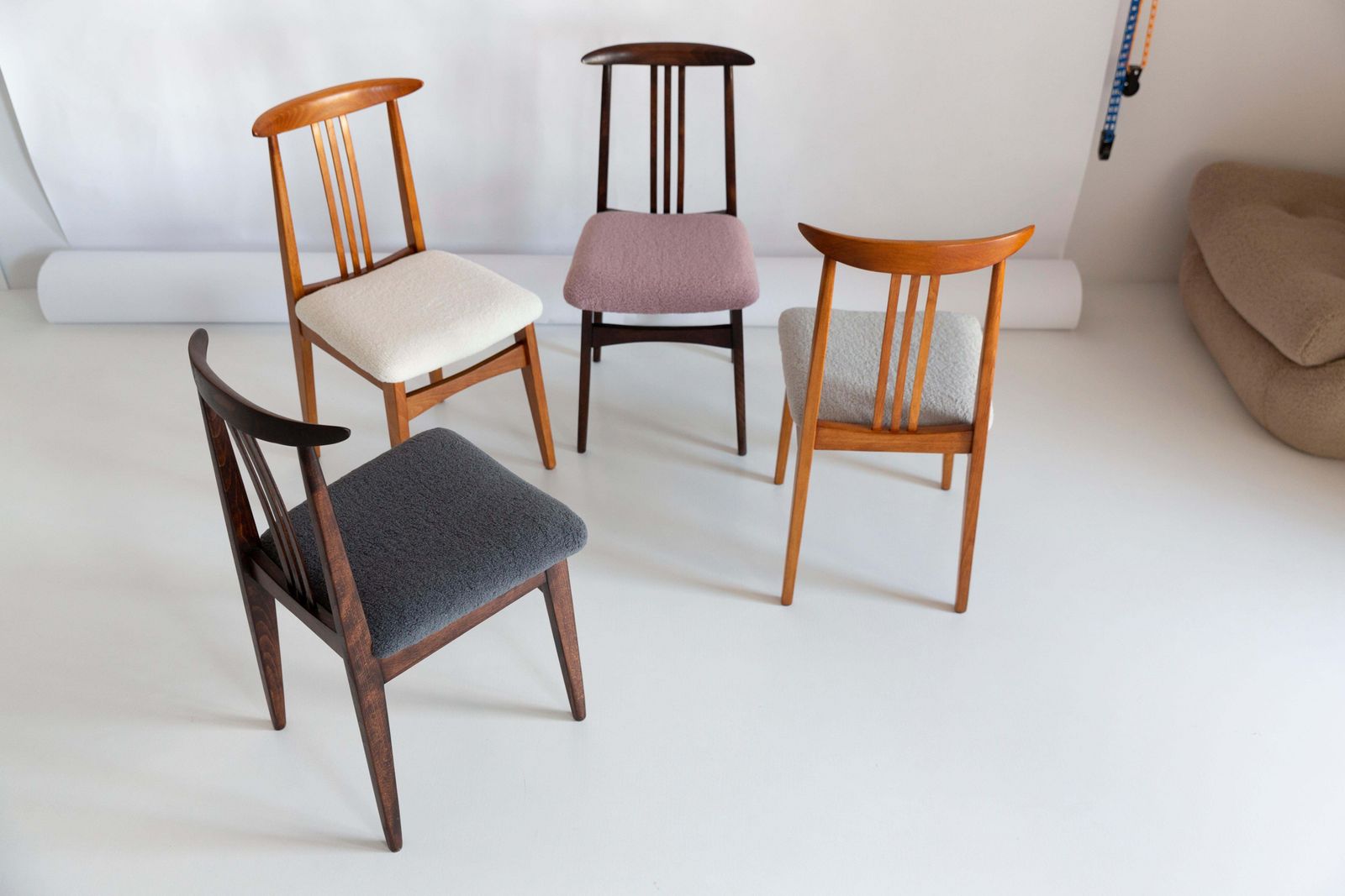 Set Van Zes Mid Century Stoelen Met Roze Bouclébekleding, M. Zielinski, Polen, Jaren 1960 photo Meubels