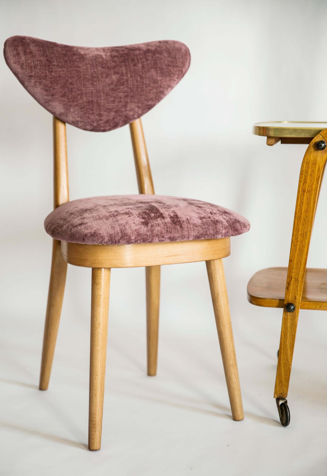 Set Van Zes Mid Century Stoelen Met Pruimviolet Fluwelen Bekleding En Lichthouten Hartrug, Europa, 1960 photo 3061.0