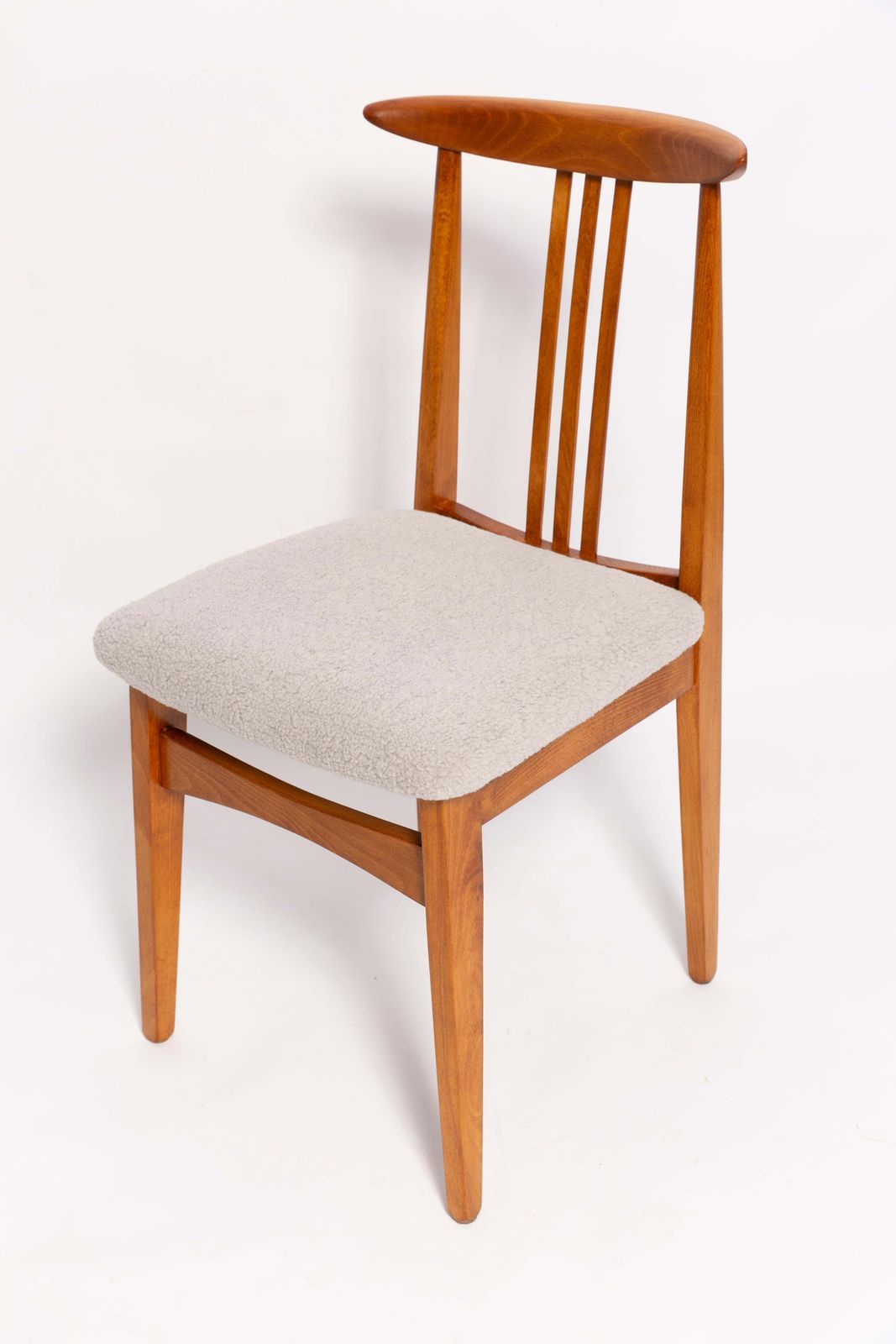 photo furniture Set Van Zes Mid Century Stoelen Met Linnen Bouclébekleding, Door M. Zielinski, Europa, Jaren 1960