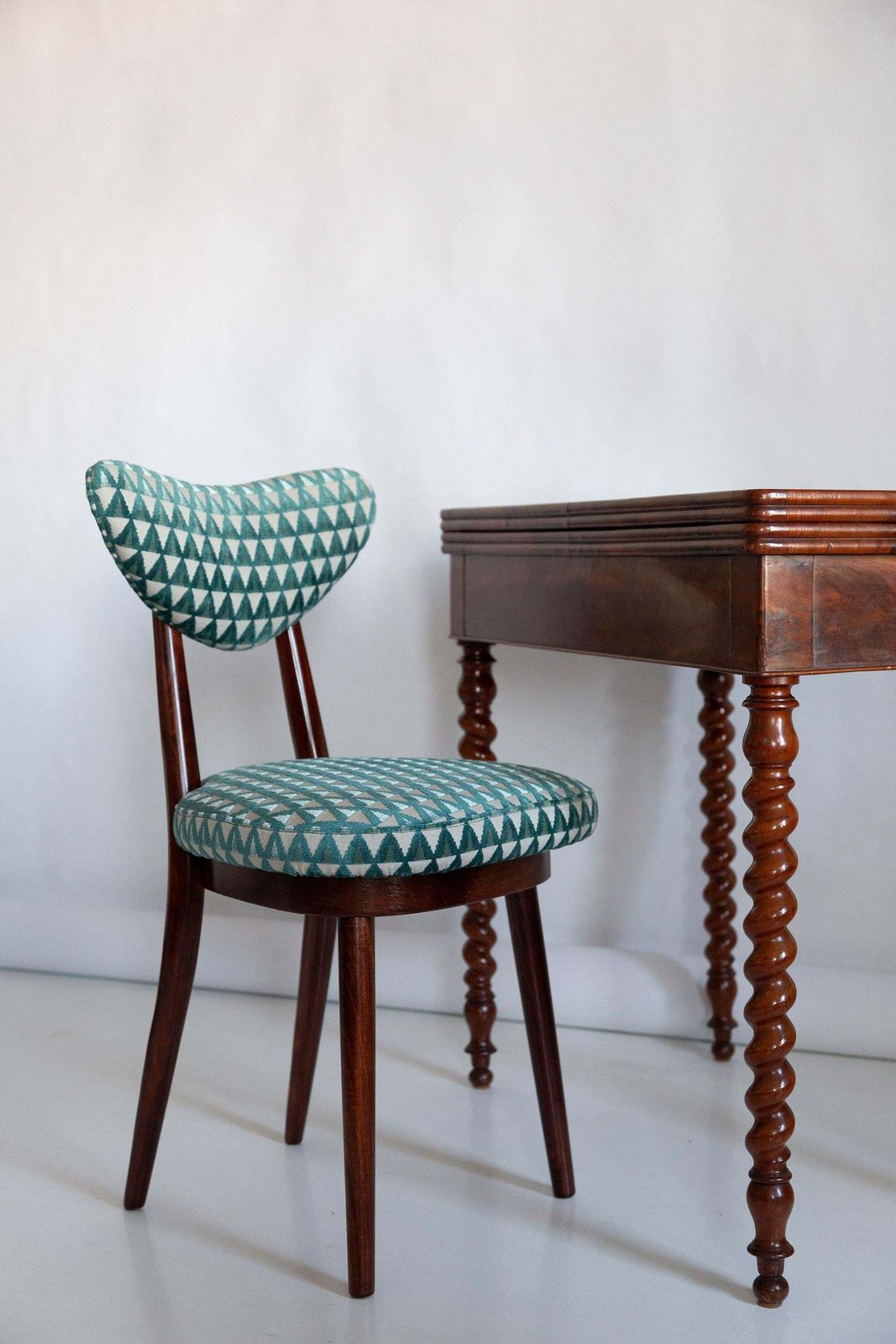 Set Van Zes Mid Century Stoelen Met Hartvormige Rug, Bekleed Met Amuleto Groene Velours, Europa, Ca. Jaren 1960 photo Meubels