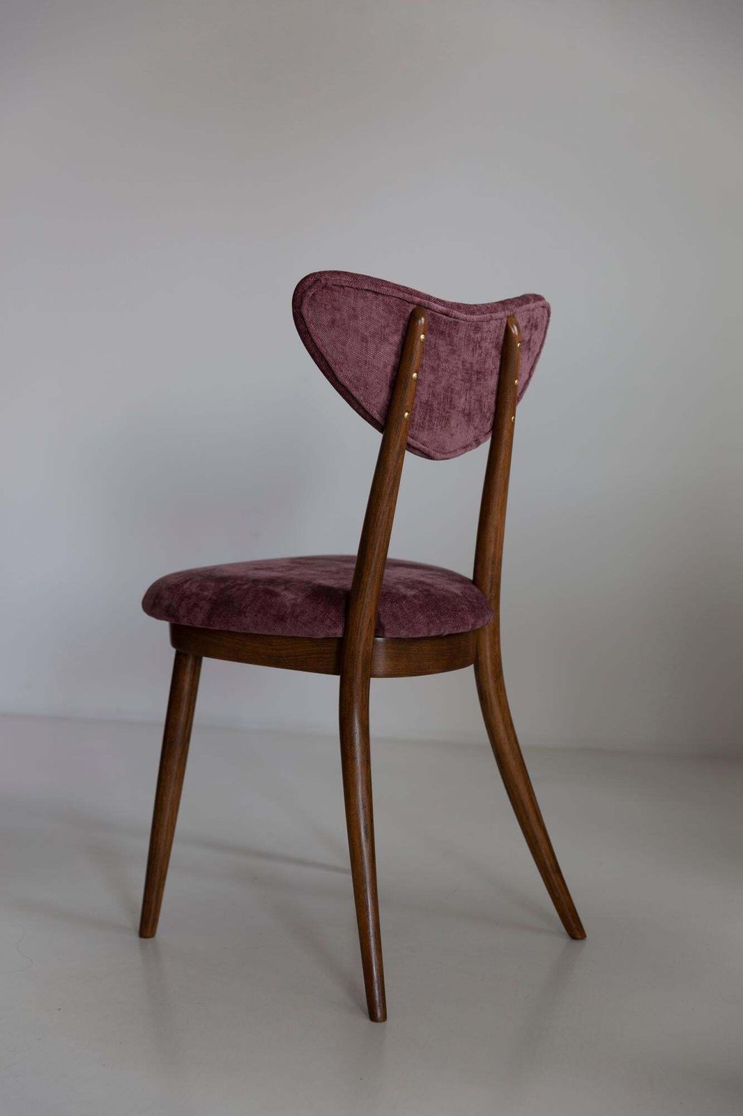 Set Van Acht Mid Century Stoelen Met Paars Fluwelen Bekleding En Walnoothouten Hartrug, Europa, 1960 photo 4082.0