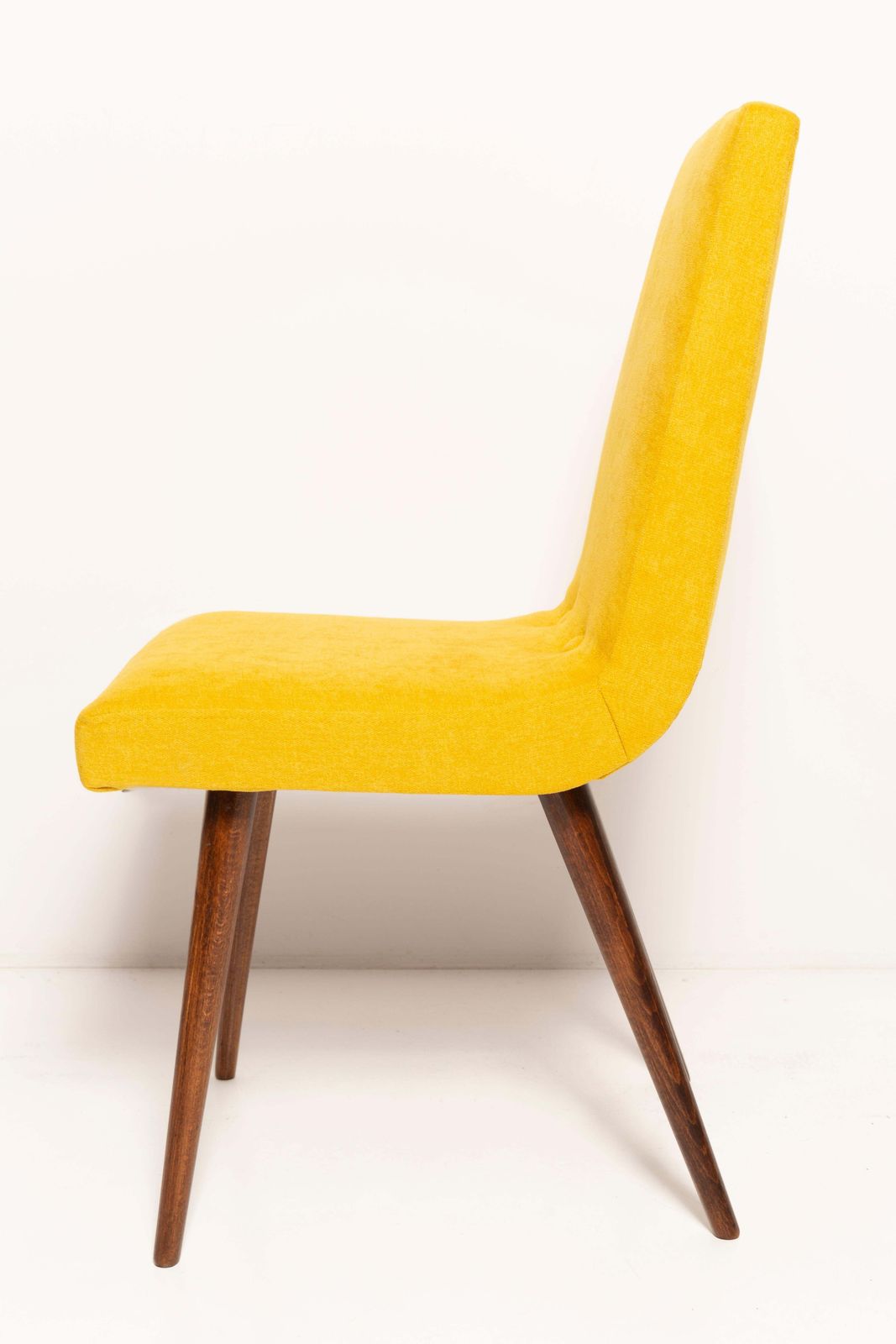 photo furniture Set Van Acht 20e Eeuwse Stoelen In Mosterdgeel Wol, Rajmund Halas, Europa, Ca. Jaren 1960