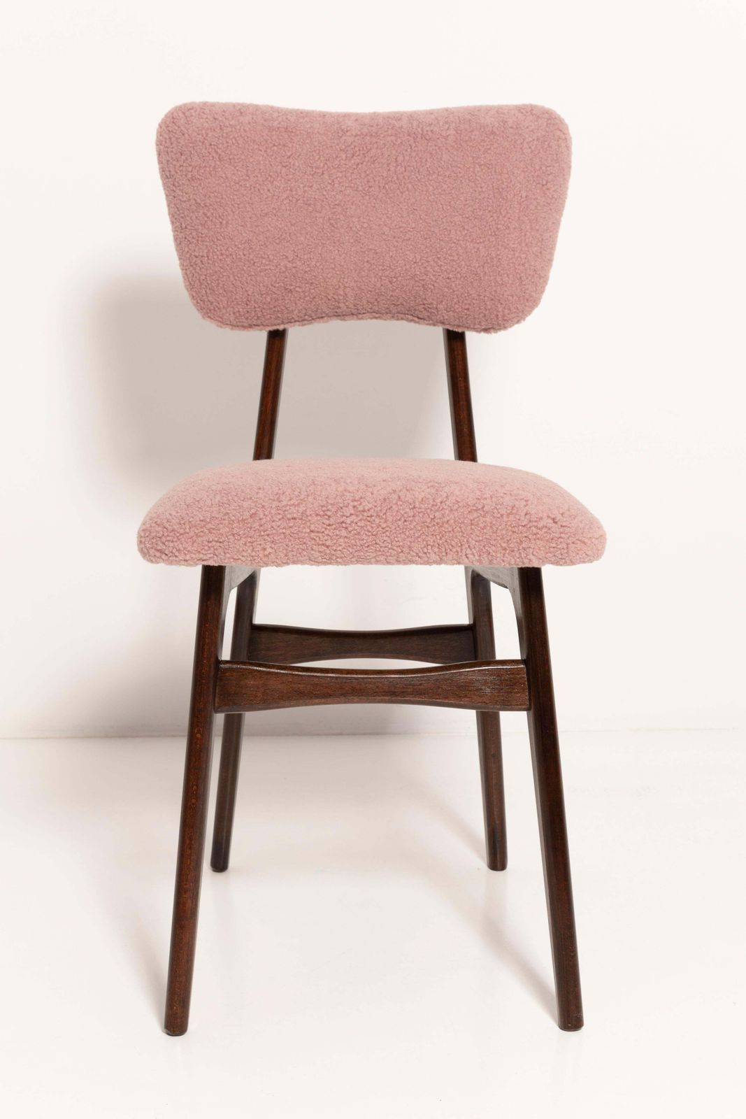 photo vinterior Set Of Seven Mid Century Butterfly Dining Chairs, Pink Boucle, Europe, 1960s