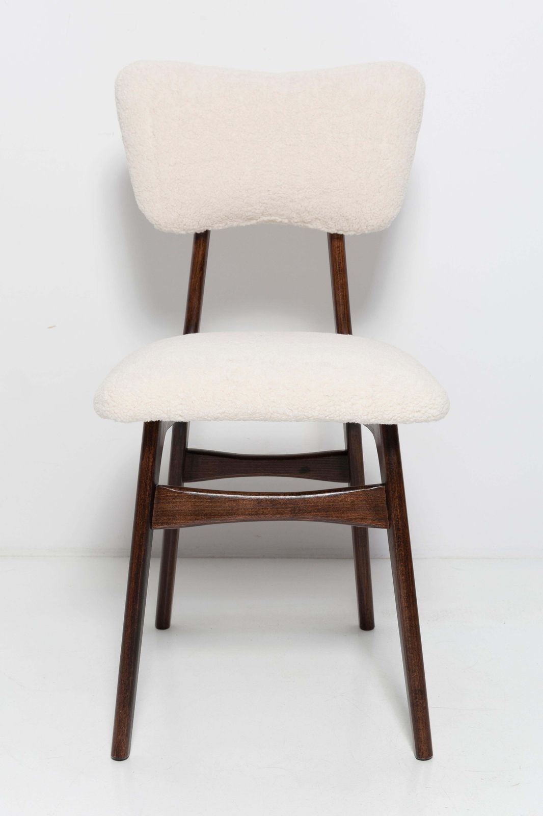 photo furniture Set Van Acht 20e Eeuwse Lichtcrème Boucléstof Vlindersstoelen, Europa, Ca. Jaren 1960