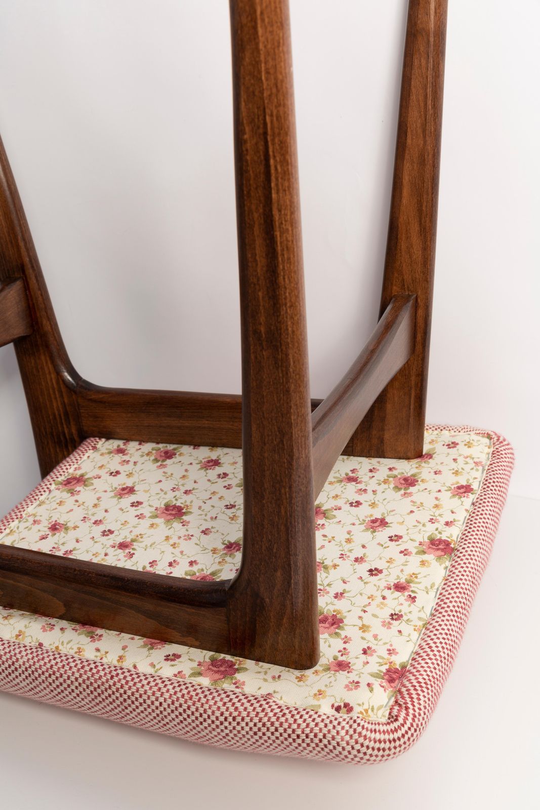 photo vinterior Set Of Eight Mid Century Butterfly Dining Chairs, Peony Cotton, Poland, 1960s