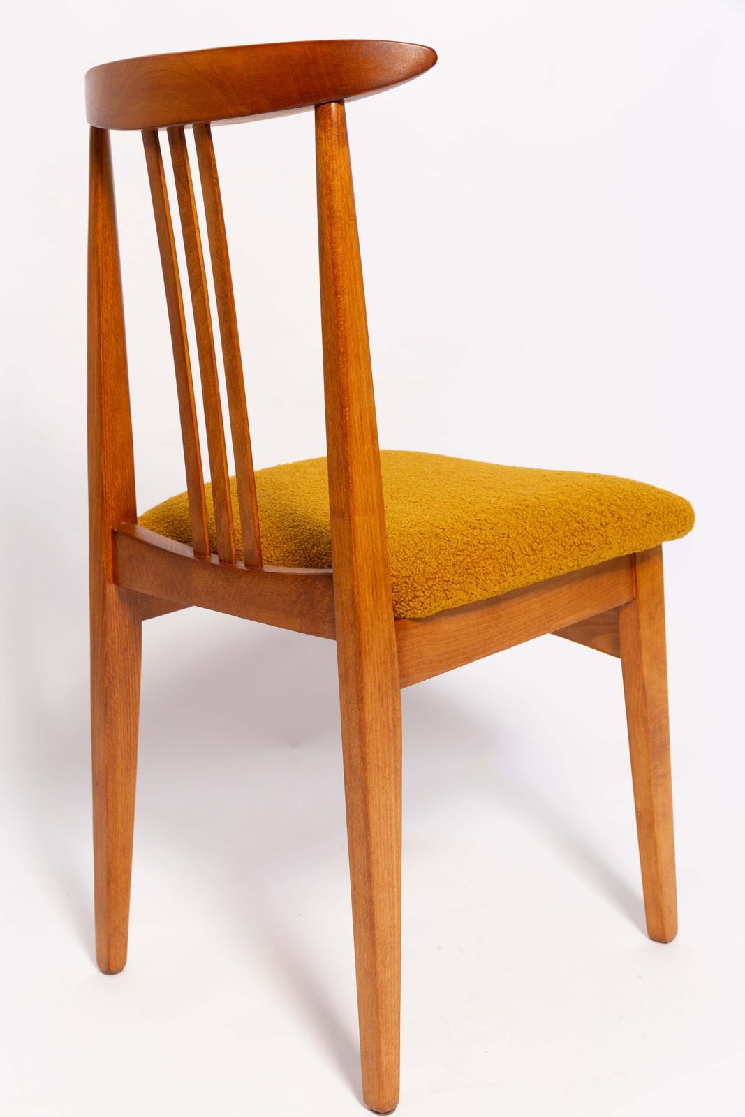 Tien Mid Century Fauteuils Met Bouclébekleding In Oker, Middelbruin Hout, M. Zielinski, Europa, Jaren 1960 photo Meubels