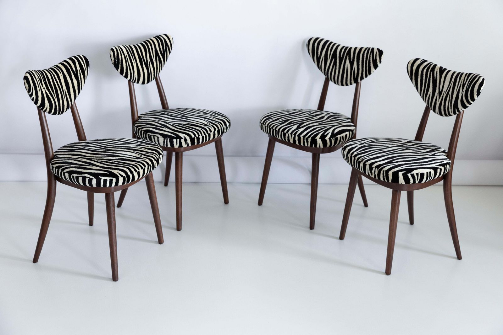Set Van Zes Mid Century 'Zebra' Zwart Witte Stoelen Met Hartvormige Rugleuning, Polen, Jaren 1960 photo vinterior