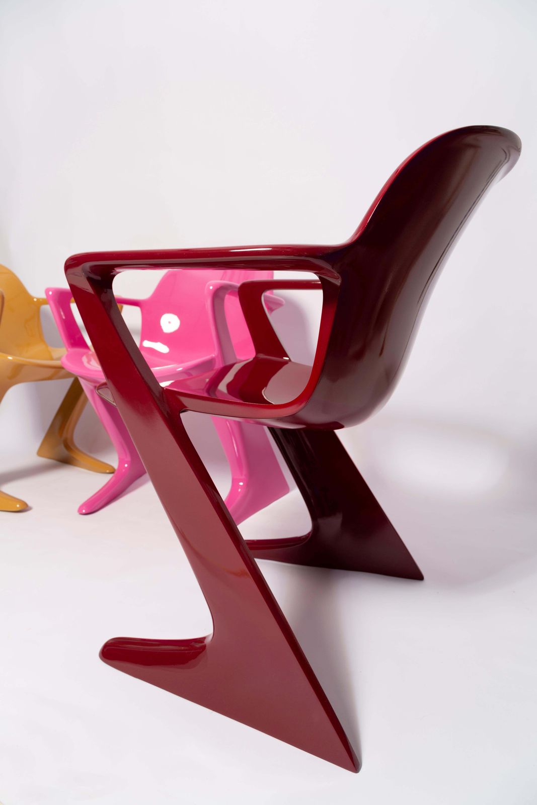 Set Van Vier Kangaroo Stoelen In Zandroze, Paars En Rood, Ernst Moeckl, Duitsland 1960 photo vintage