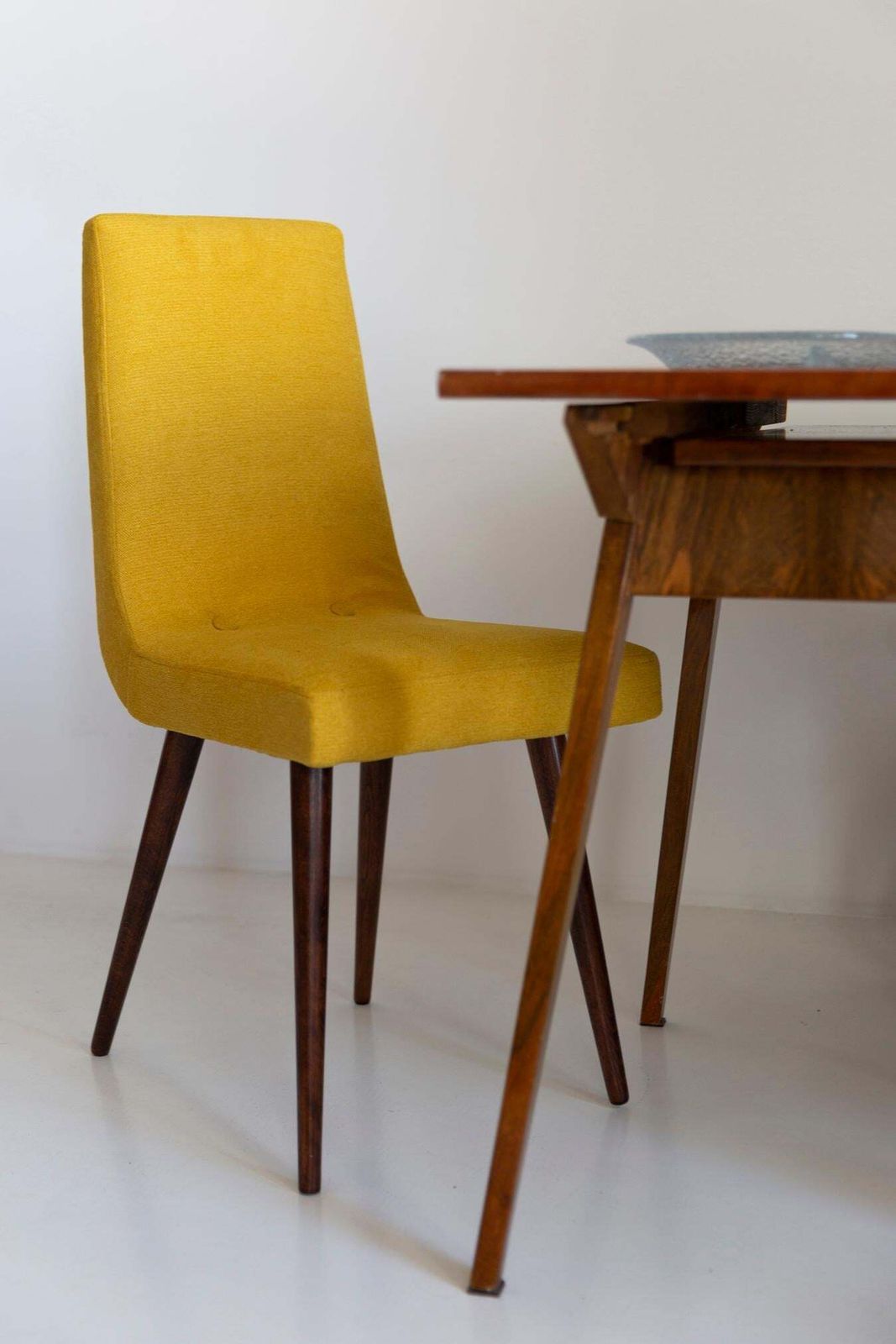 Set Van Tien Mid Century Mosterdgele Wollen Stoelen, Rajmund Halas, Europa, Ca. Jaren 1960 photo furniture