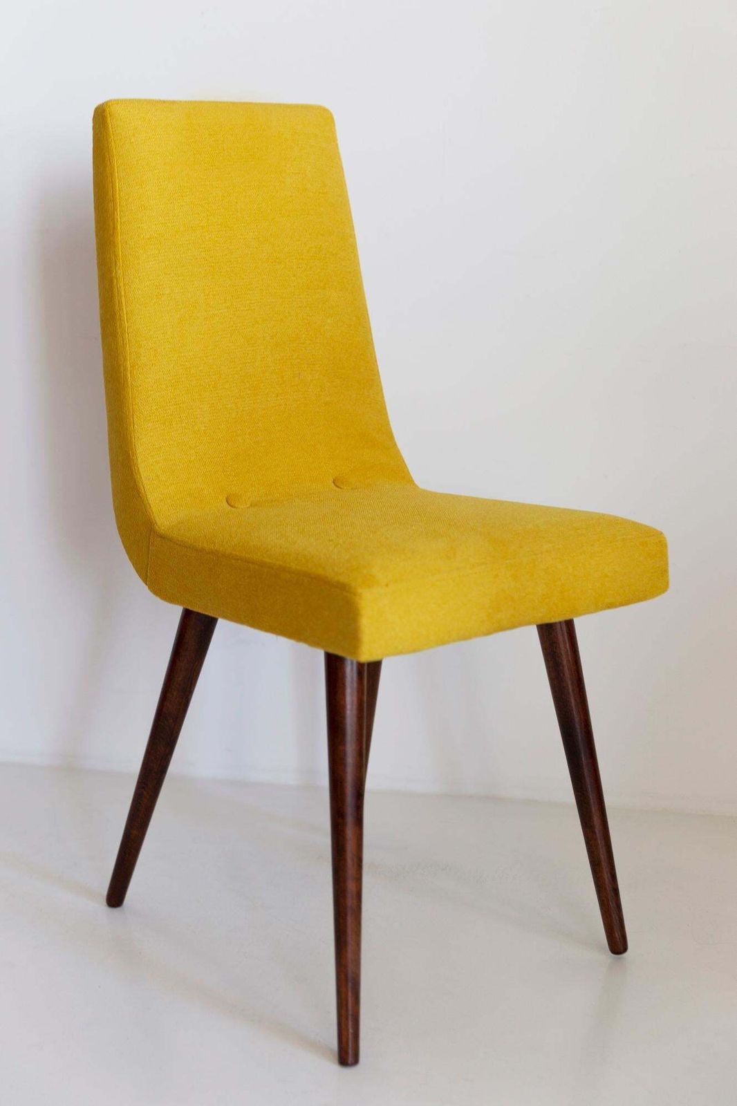 Set Van Tien Mid Century Mosterdgele Wollen Stoelen, Rajmund Halas, Europa, Ca. Jaren 1960 photo vinterior