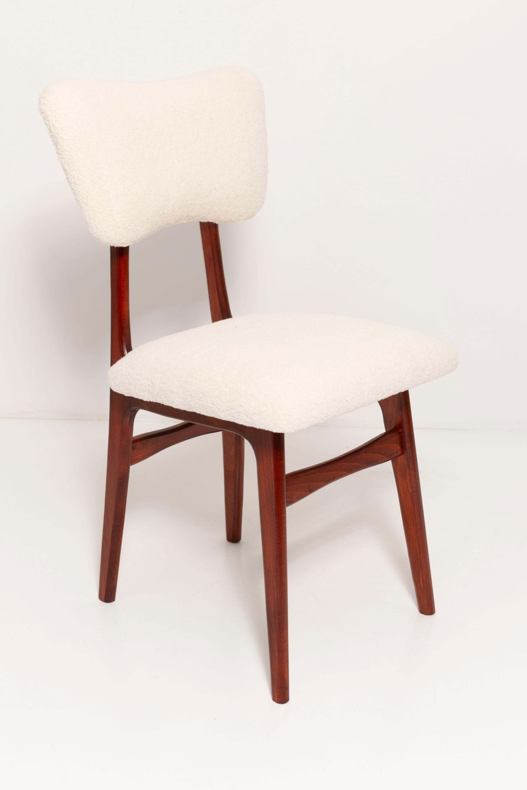 Twaalf 20e Eeuwse Crème Bouclé En Kersenhout Vlinterstoelen, Jaren 1960, Europa photo furniture