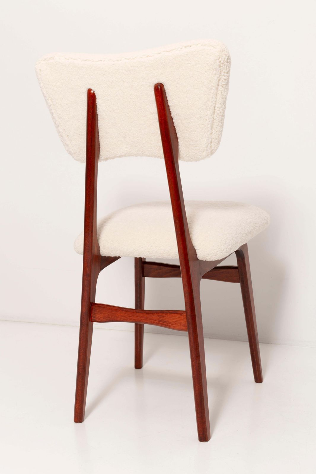 photo vinterior Twaalf 20e Eeuwse Crème Bouclé En Kersenhout Vlinterstoelen, Jaren 1960, Europa