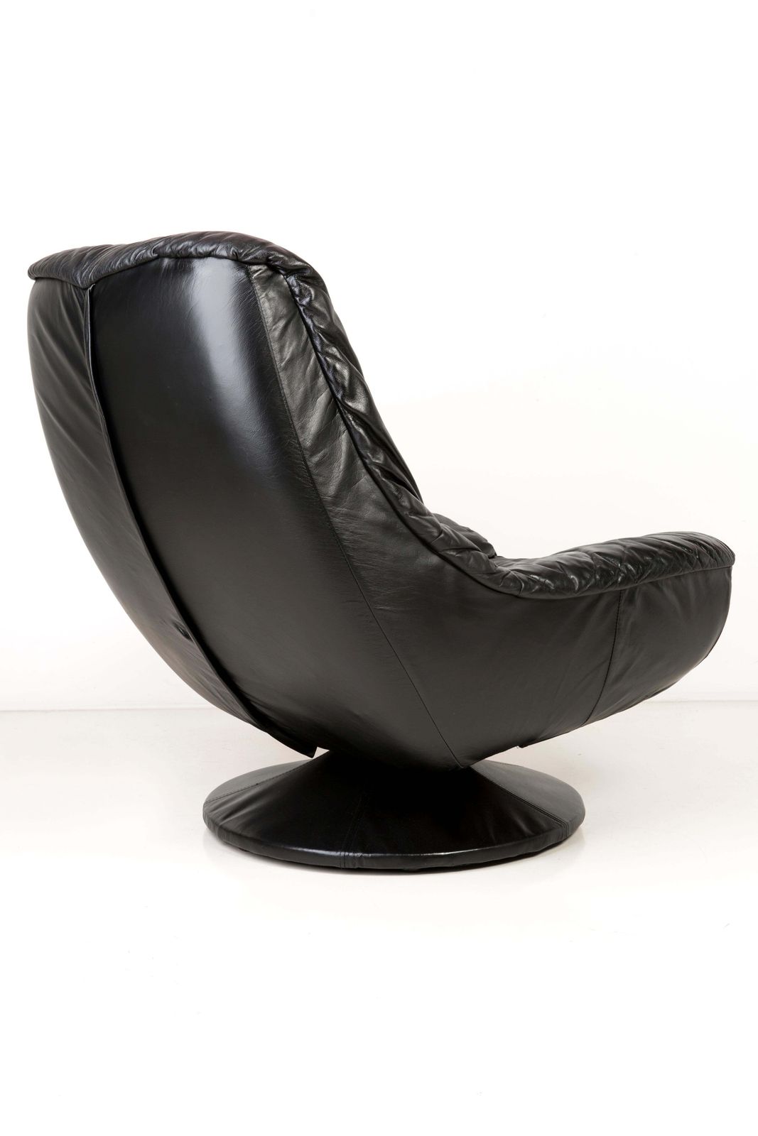 Vintage zwartleren draaifauteuil, Italië, ca. jaren 1960 photo 1276.0