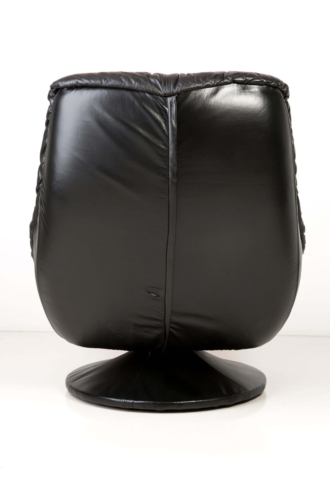 Vintage zwartleren draaifauteuil, Italië, ca. jaren 1960 photo vinterior