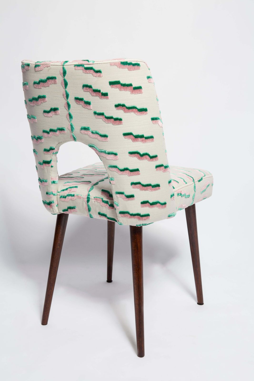Set Van Tien Mid Century Schelpvormige Rugleuning Stoelen Met Tijgerprint Jacquard Fluweel, Europa, Jaren 1960 photo Meubels