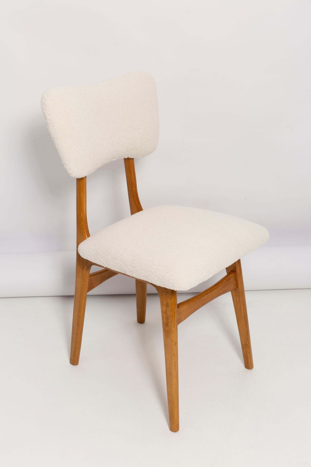 Set Van Twaalf 20e Eeuwse Crèmekleurige Bouclé Vlinterstoelen, Jaren 1960, Polen photo for sale