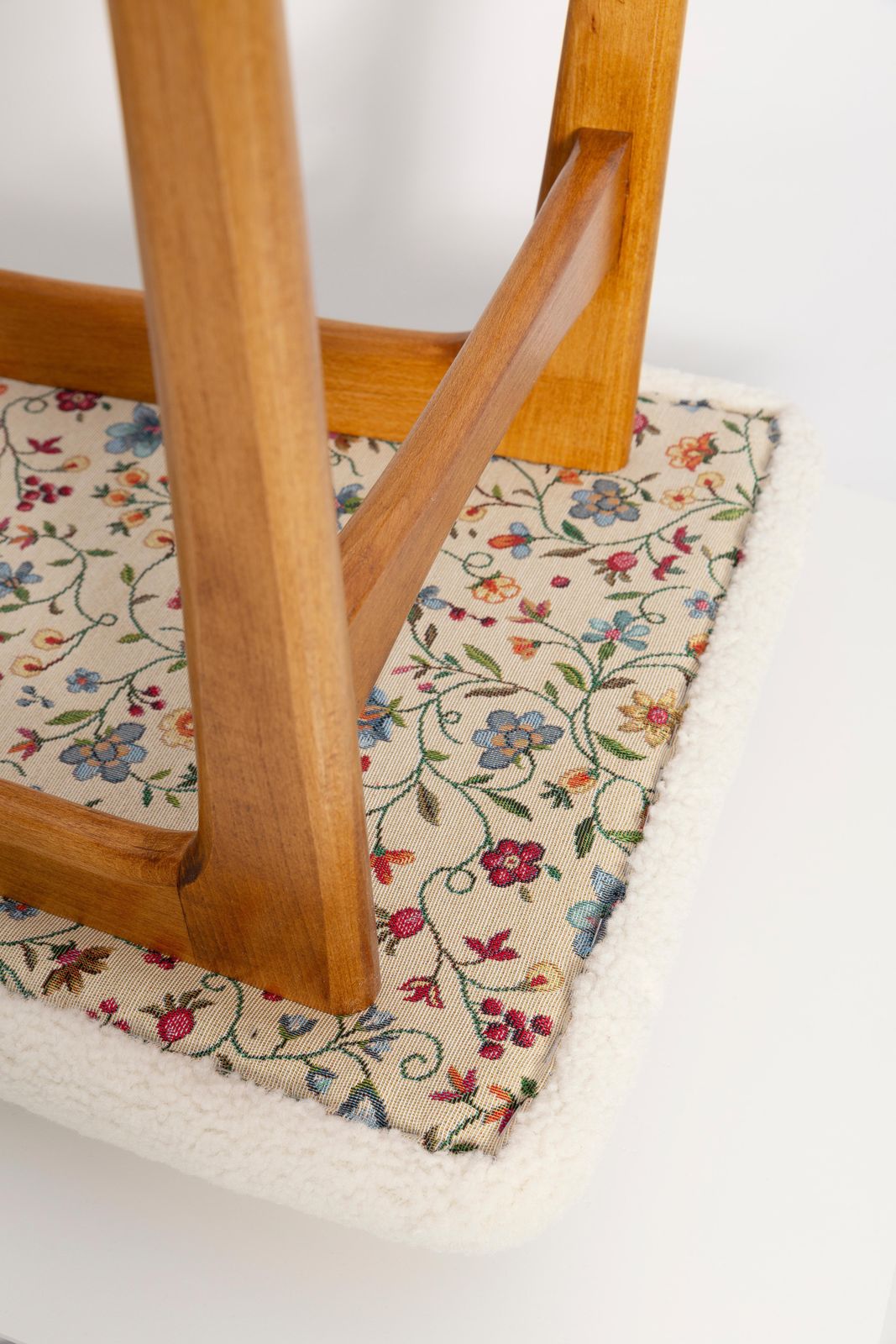photo vintage Set Of Twelve 20th Century Cream Boucle Butterfly Chairs, 1960s, Poland