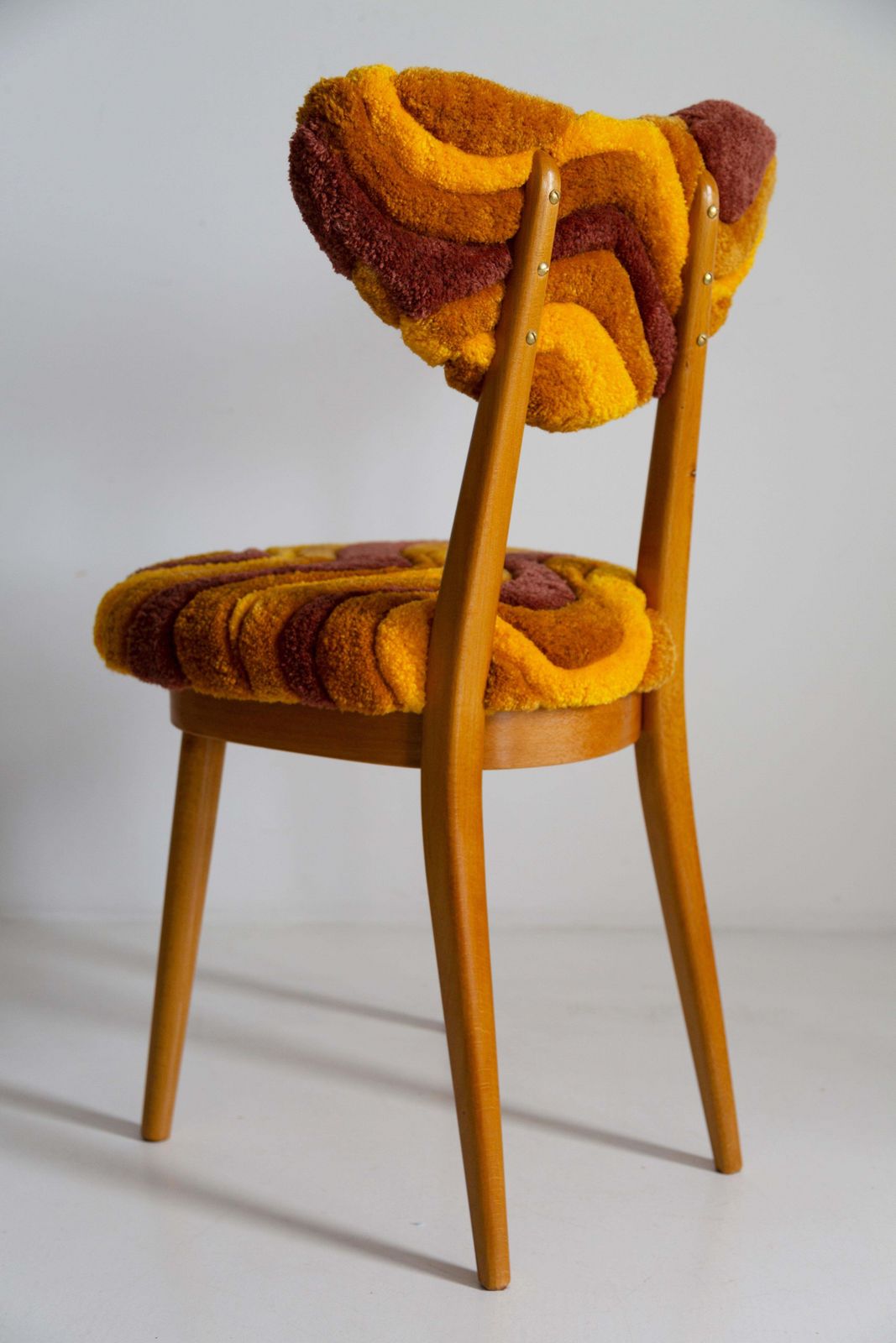 Acht Mid Century Stoelen Met Hartvormige Rug, Handgeknoopte Gele Wollen Bekleding, Europa, Polen, Jaren 1960 photo 11891.0