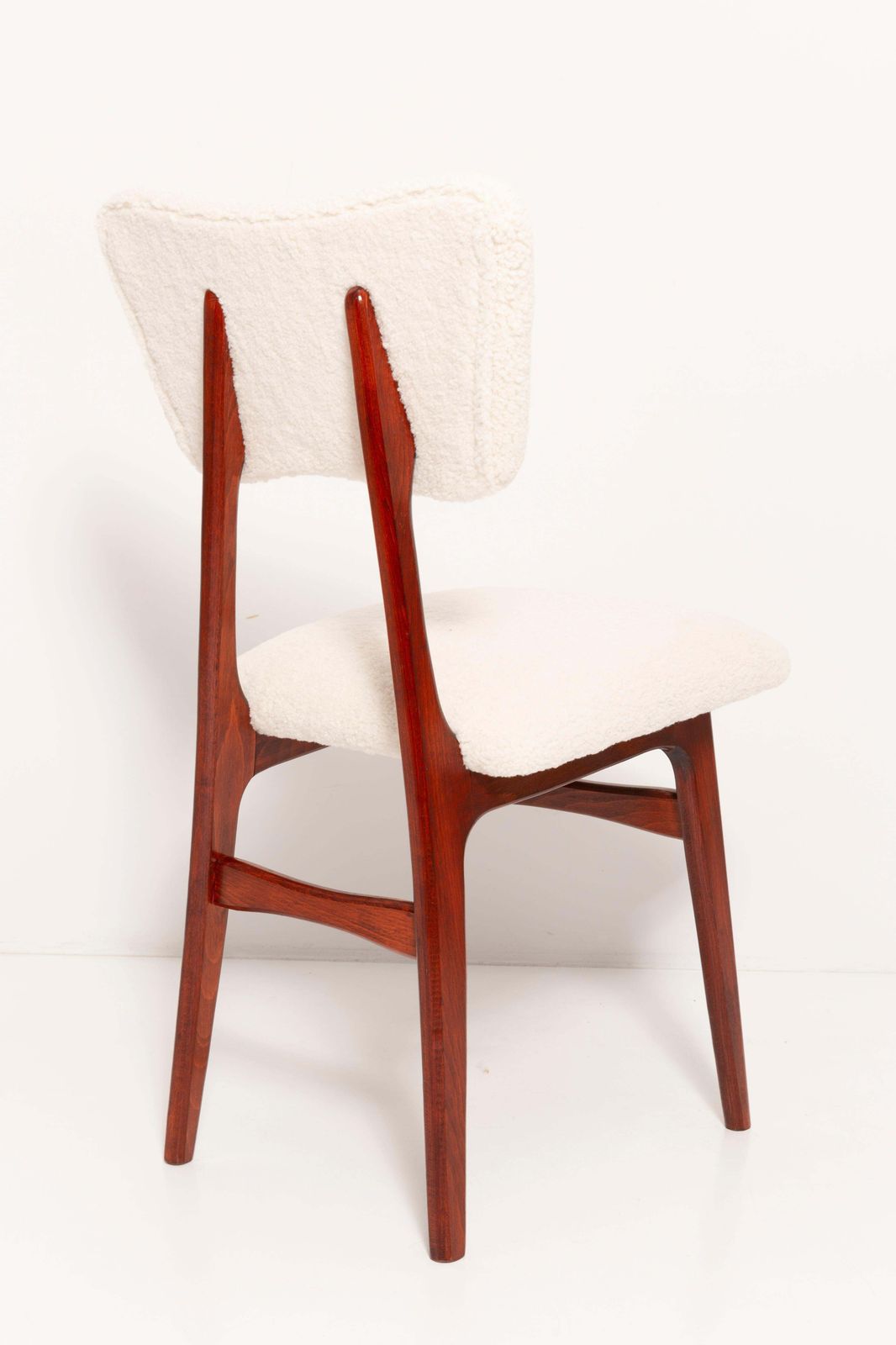 photo furniture Sixteen 20th Century Light Crème Boucle Cherry Wood Butterfly Chairs 1960 Europe