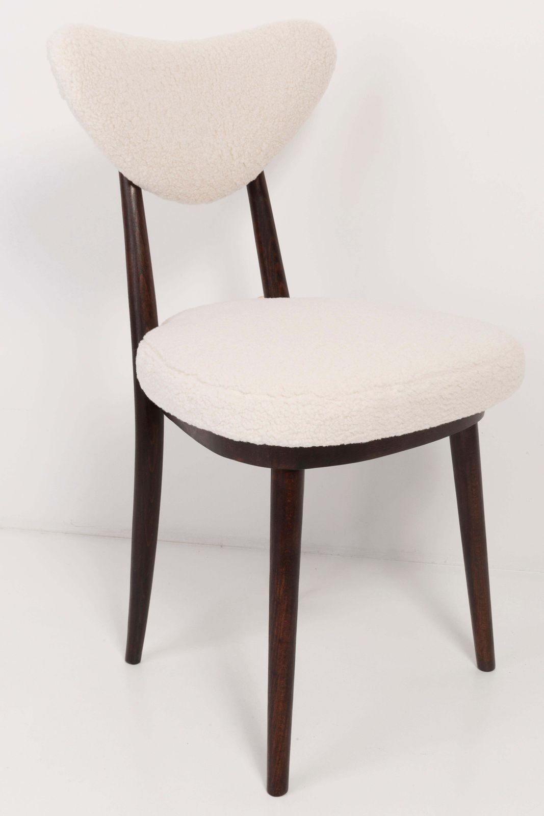 Set Van Zestien Lichte Bouclé Stoelen Met Hartvormige Rugleuning, Europa, Jaren 1960 photo for sale