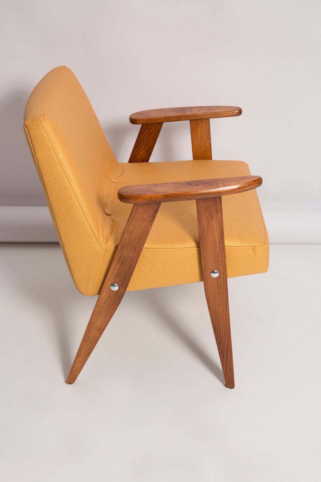 photo vintage Midcentury 366 Club Armchair In Gold Pineapple Leather, Jozef Chierowski, 1960s