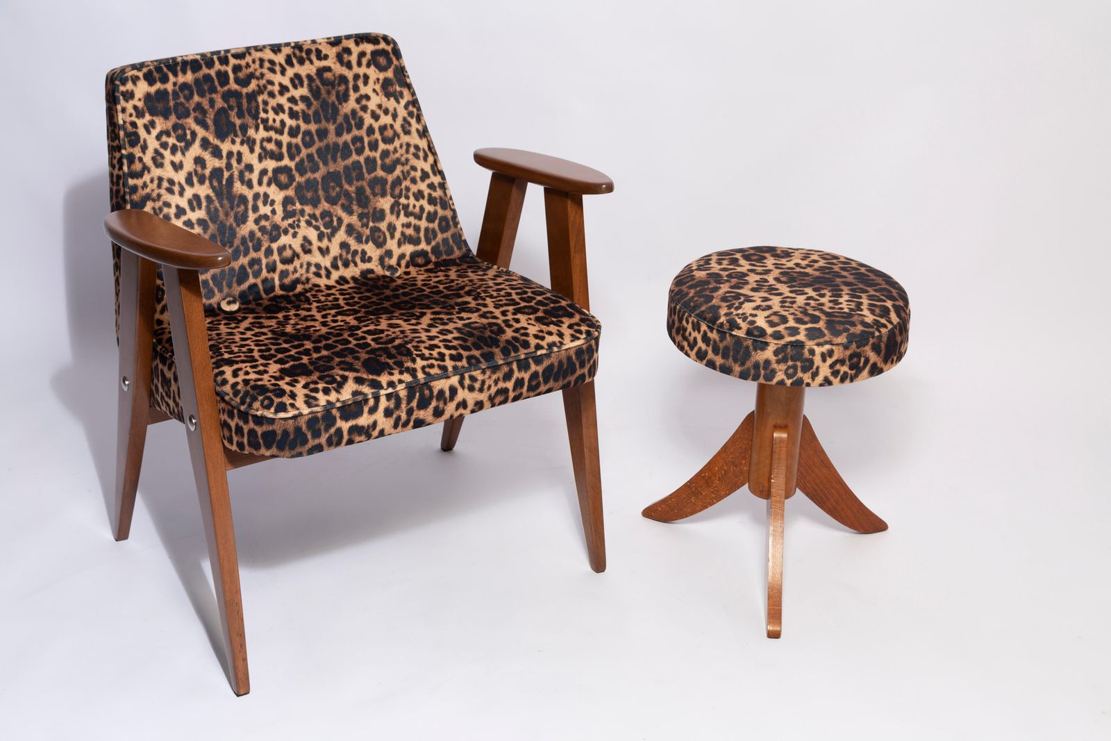 Mid Century 366 Fauteuil En Hocker In Luipaardfluweel, Door Chierowski, Europa, Ca. Jaren 1960 photo for sale
