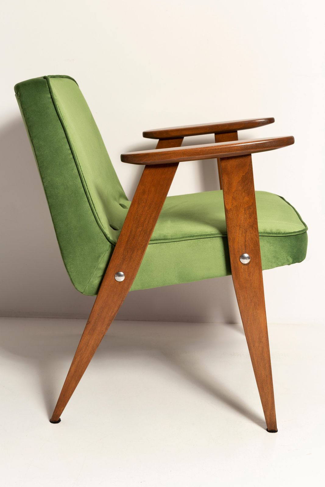 Paar Mid Century 366 Fauteuils In Groen Velours, Jozef Chierowski, Europa 1960 photo vinterior