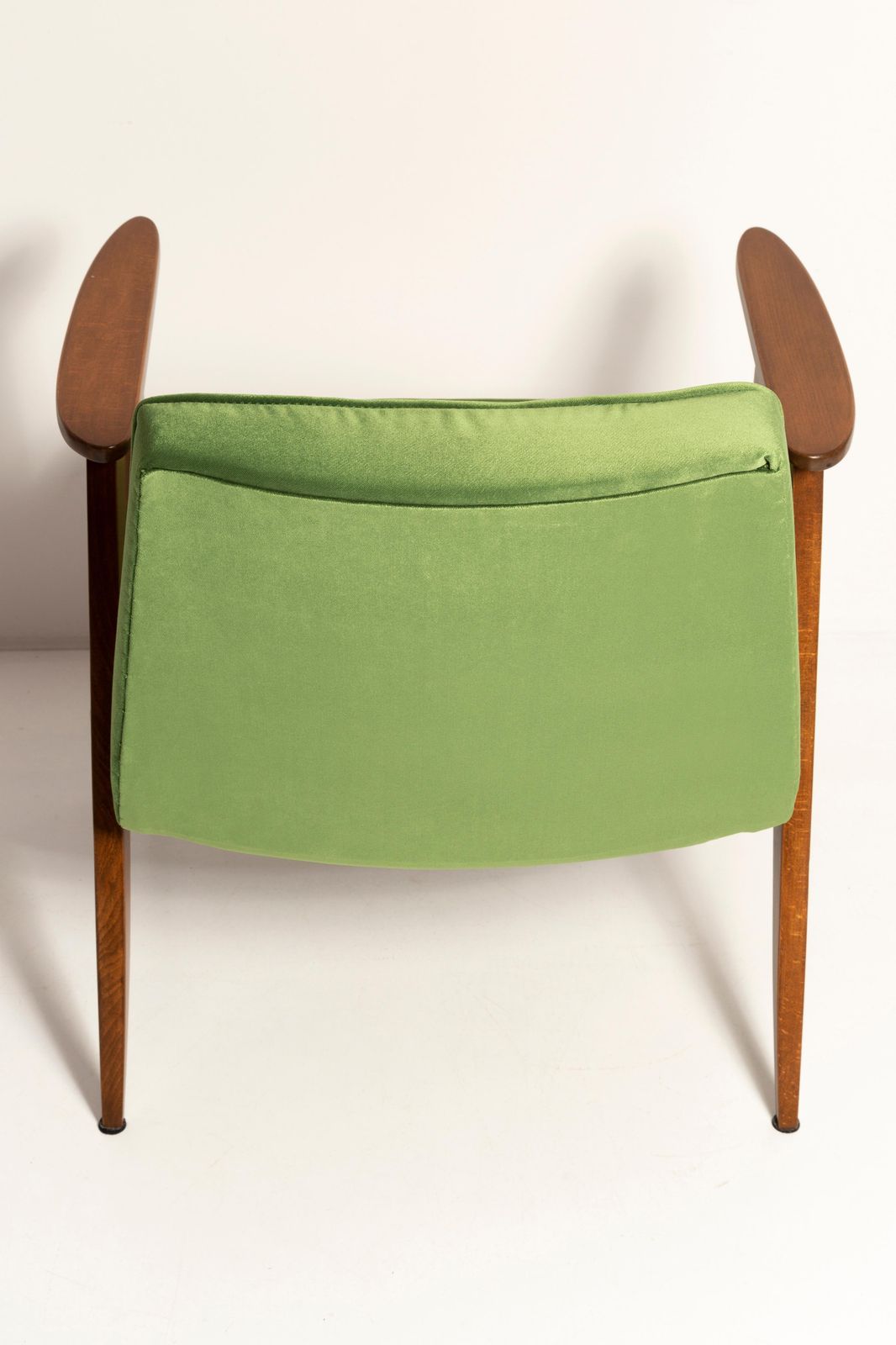photo furniture Paar Mid Century 366 Fauteuils In Groen Velours, Jozef Chierowski, Europa 1960