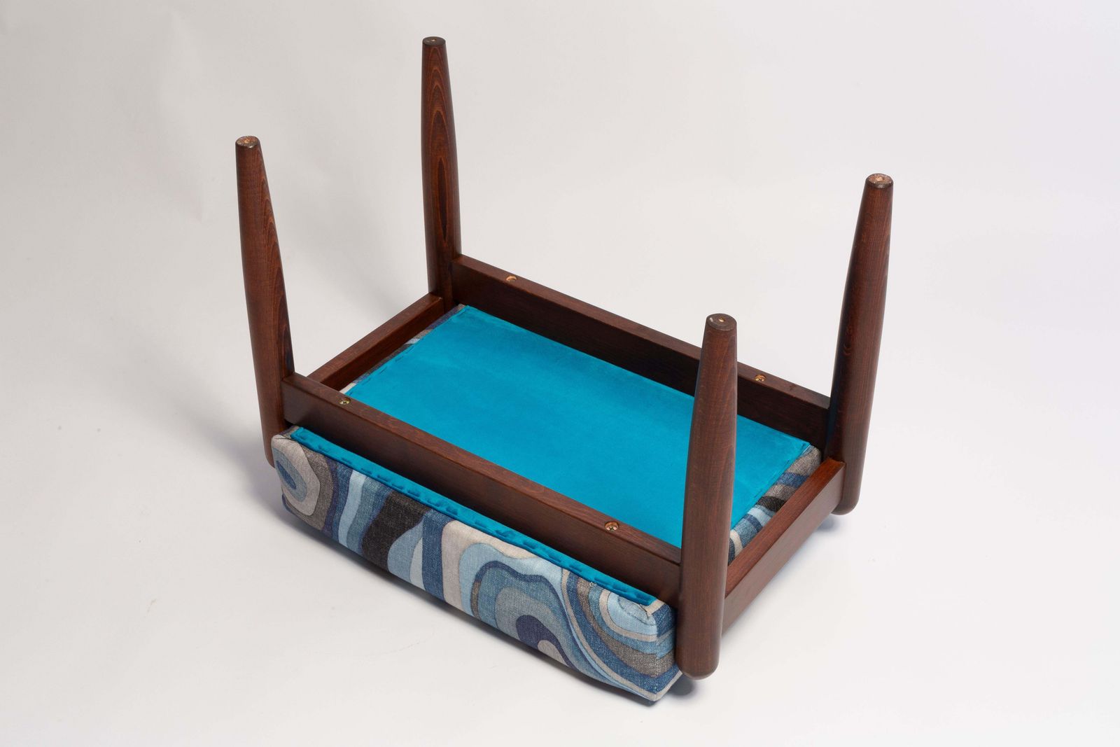 photo vintage Set Blauwen Linnen Mid Century Fauteuils En Krukken, Model Gfm64, E Homa, Europa, Jaren 1960