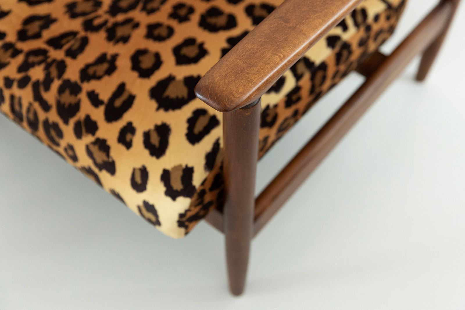 Set Van Twee Fauteuils Met Luipaardprint Fluweel, Edmund Homa, Gfm 142, Jaren 1960, Polen photo Meubels
