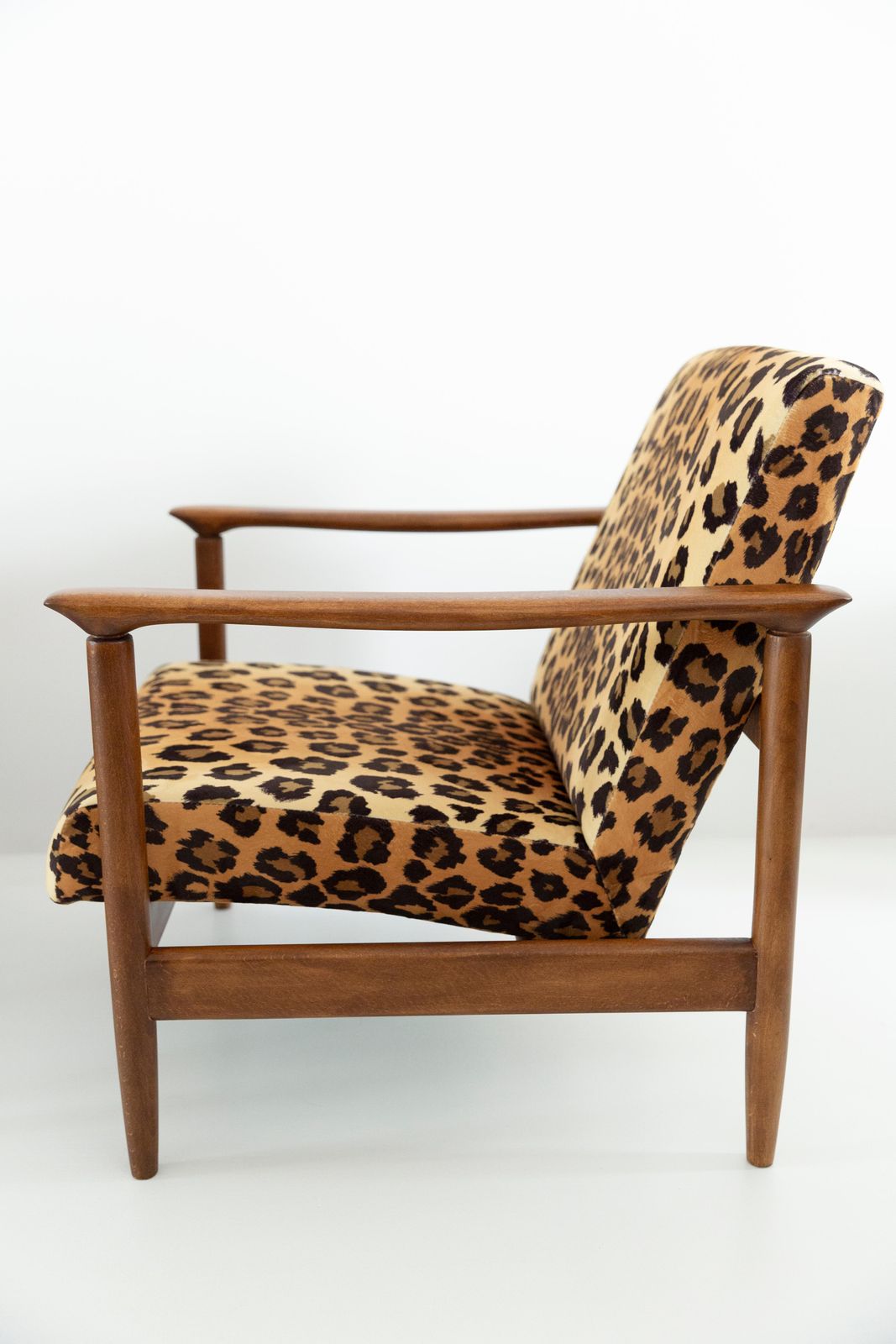 Set Van Twee Fauteuils Met Luipaardprint Fluweel, Edmund Homa, Gfm 142, Jaren 1960, Polen photo buy