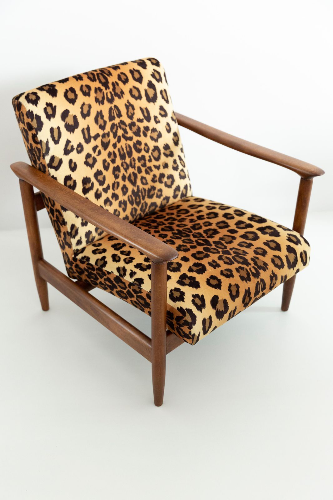 Set Van Twee Fauteuils Met Luipaardprint Fluweel, Edmund Homa, Gfm 142, Jaren 1960, Polen photo vintage