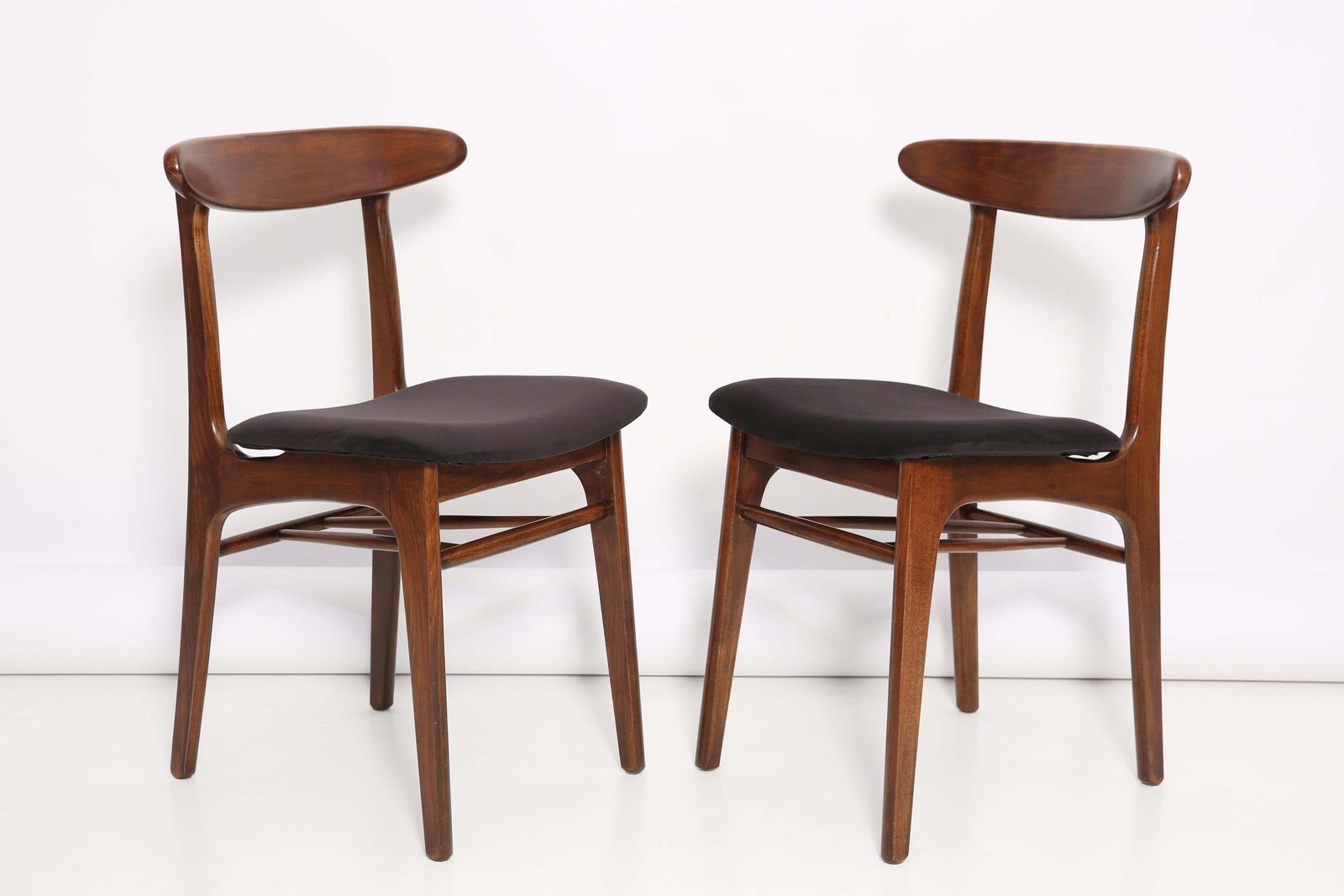 Paar 20e Eeuwse Zwart Fluwelen Stoelen, Van Rajmund Halas, Polen, Jaren 1960 photo for sale