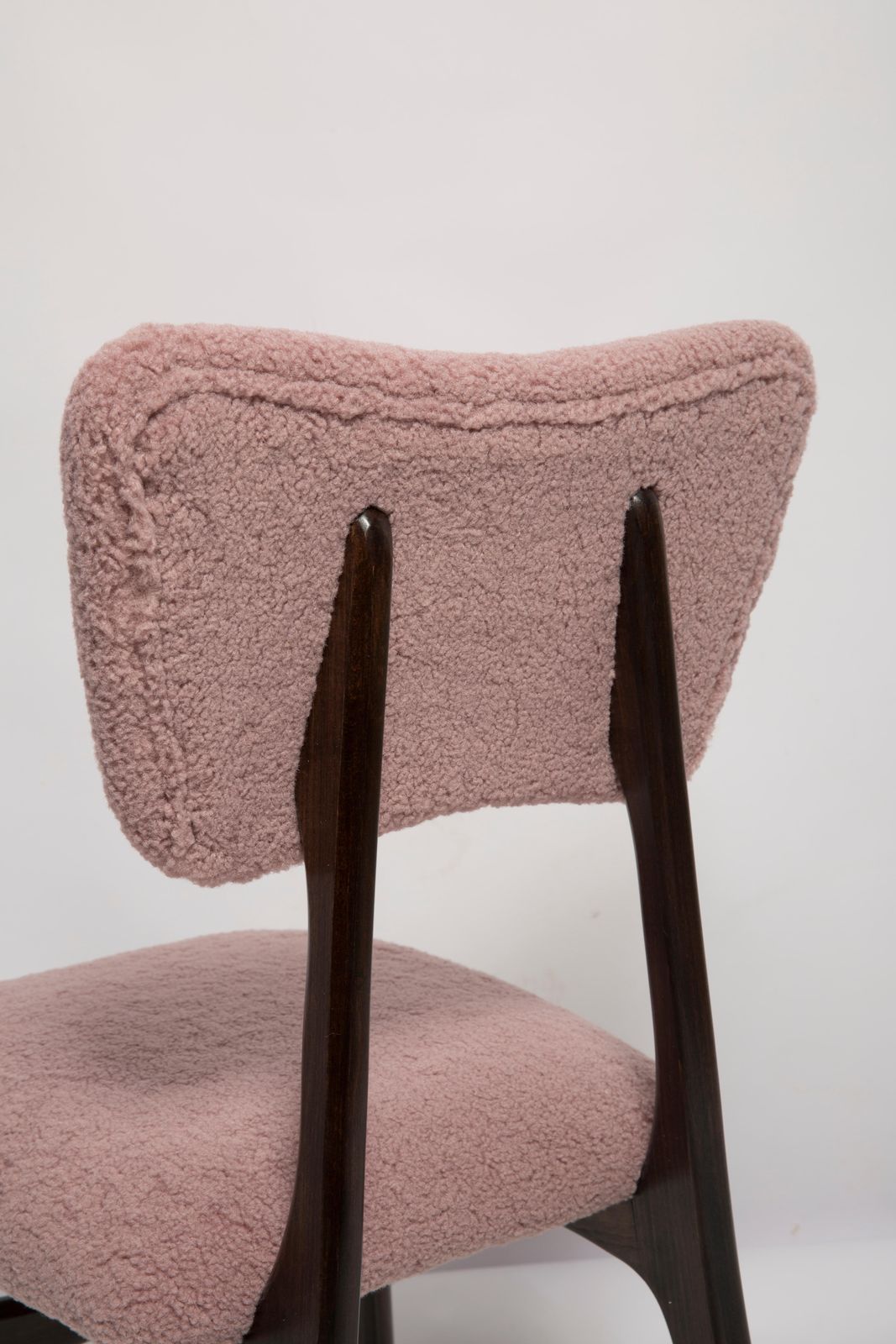 photo furniture Set Of Six Mid Century Butterfly Dining Chairs, Pink Boucle, Europe, 1960s