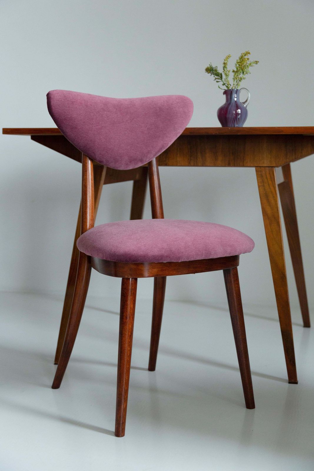 Set Van Acht Mid Century Fauteuils Met Pruimviolet Fluwelen Bekleding, Europa, Jaren 1960 photo Meubels
