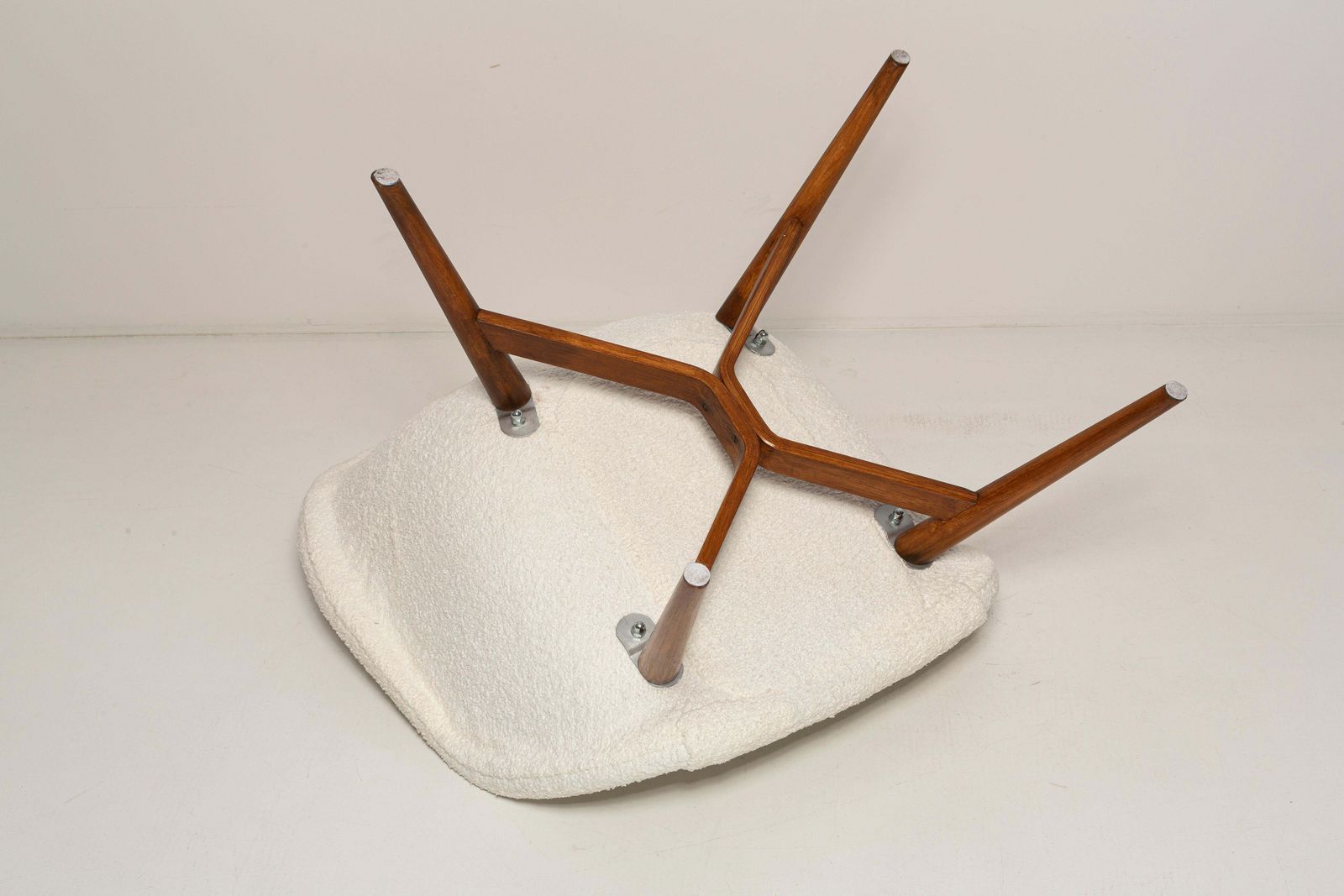 photo vintage Mid Century White Boucle Shell Chair, Miroslav Navratil, Czechoslovakia, 1960s