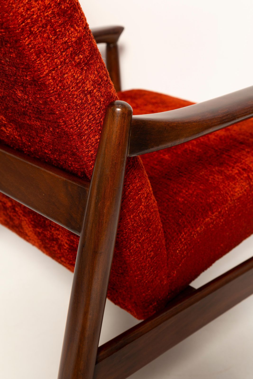 photo furniture Twee Mid Century Bordeauxrode Fauteuils Gfm 64 High, Edmund Homa, Europa, Jaren 1960