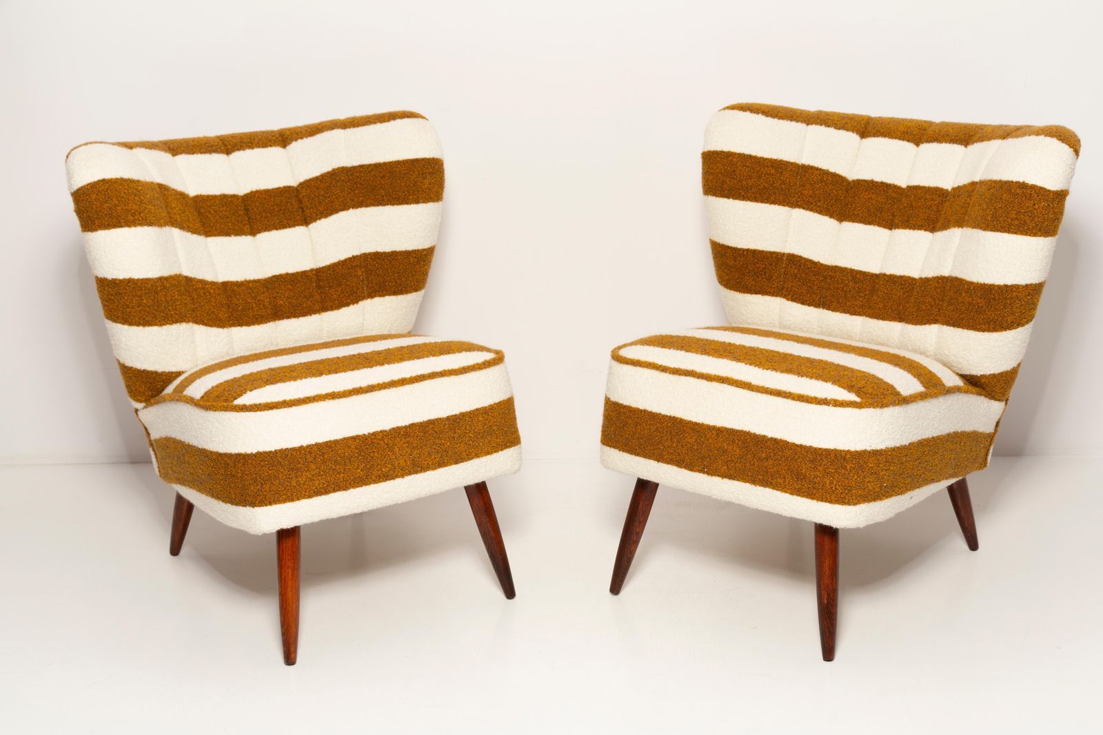 Paar Mid Century Witte En Mosterdgele Bouclé Club Fauteuils, Europa, Jaren 1960 photo for sale