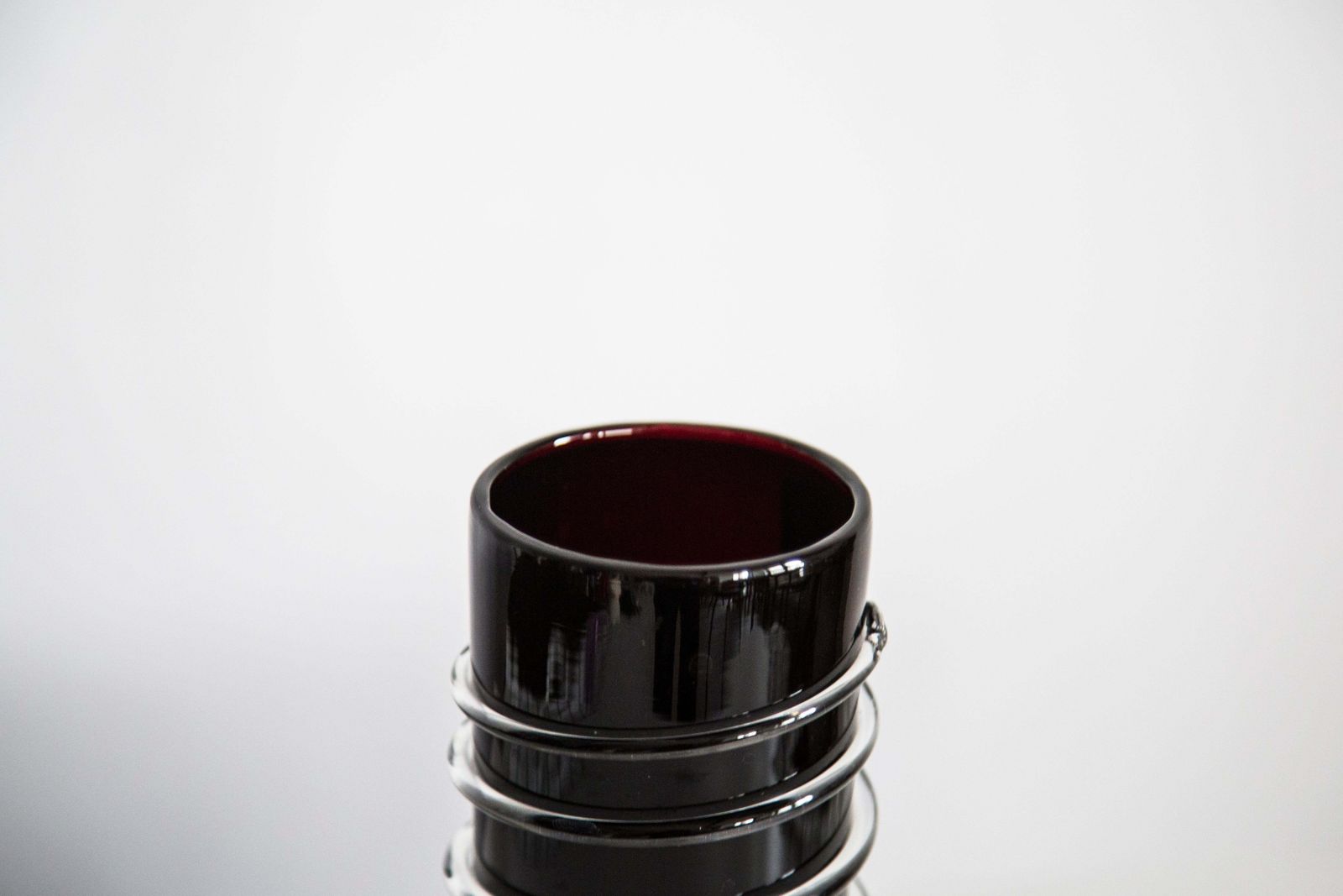Mid Century Vintage Artistiek Glazen Zwart Vaasje, Tarnowiec, Sulczan, Europa, Jaren 1970 photo Woonaccessoires