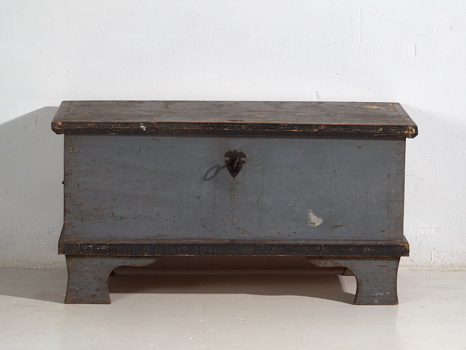 photo vinterior Antique Wooden Trunk With Original Lock (C.1900) #16