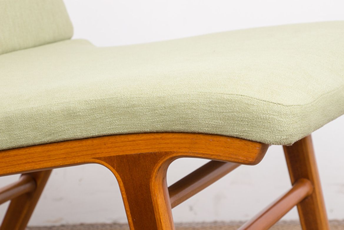 photo vintage Canapé danois 3 places en hêtre lamellé et acajou, modèle AX, par Peter Hvidt et Orla Molgaard Nielsen pour Fritz Hansen, 1960.